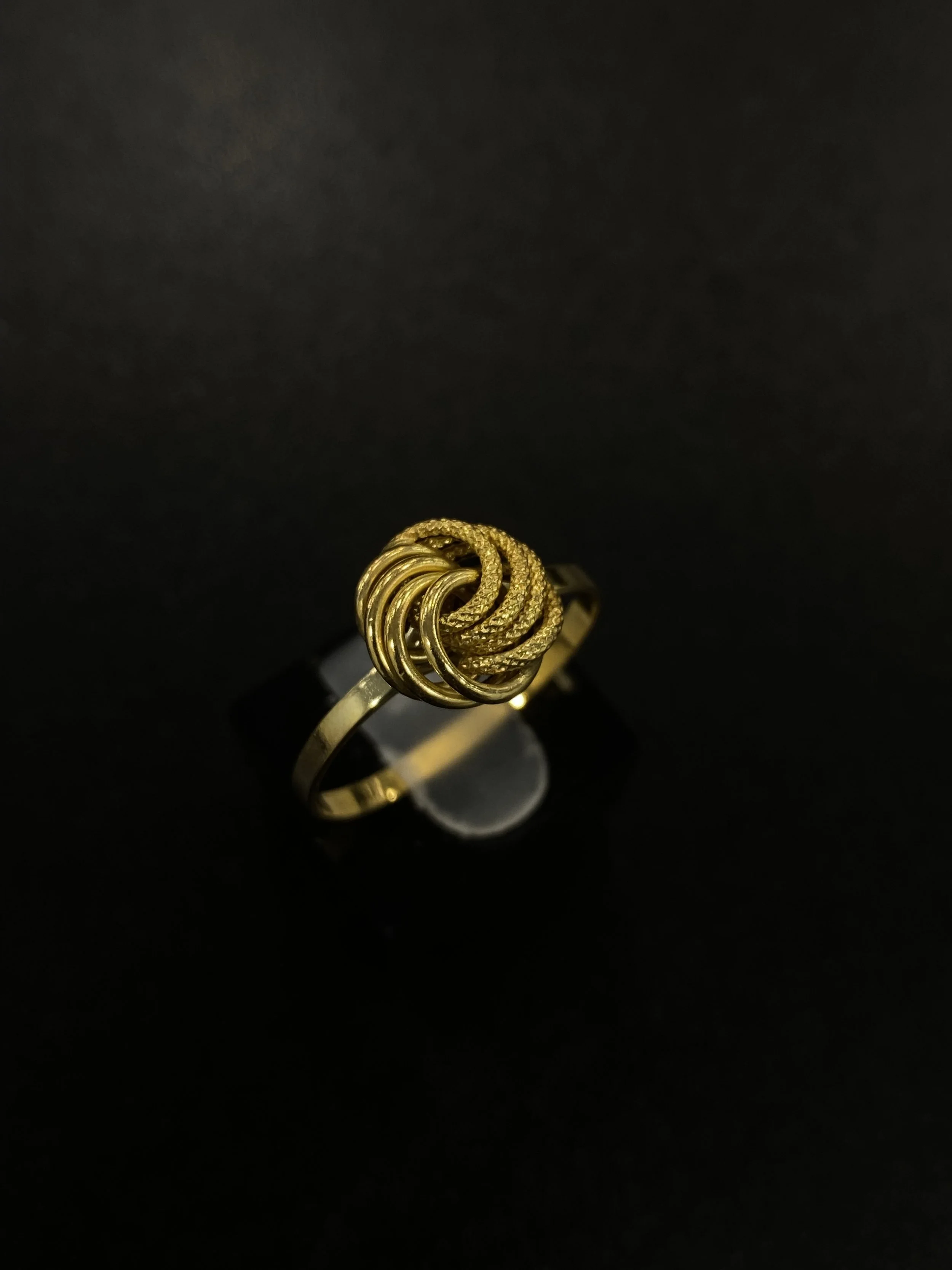 Bague femme motif petit macaron sablé lisse