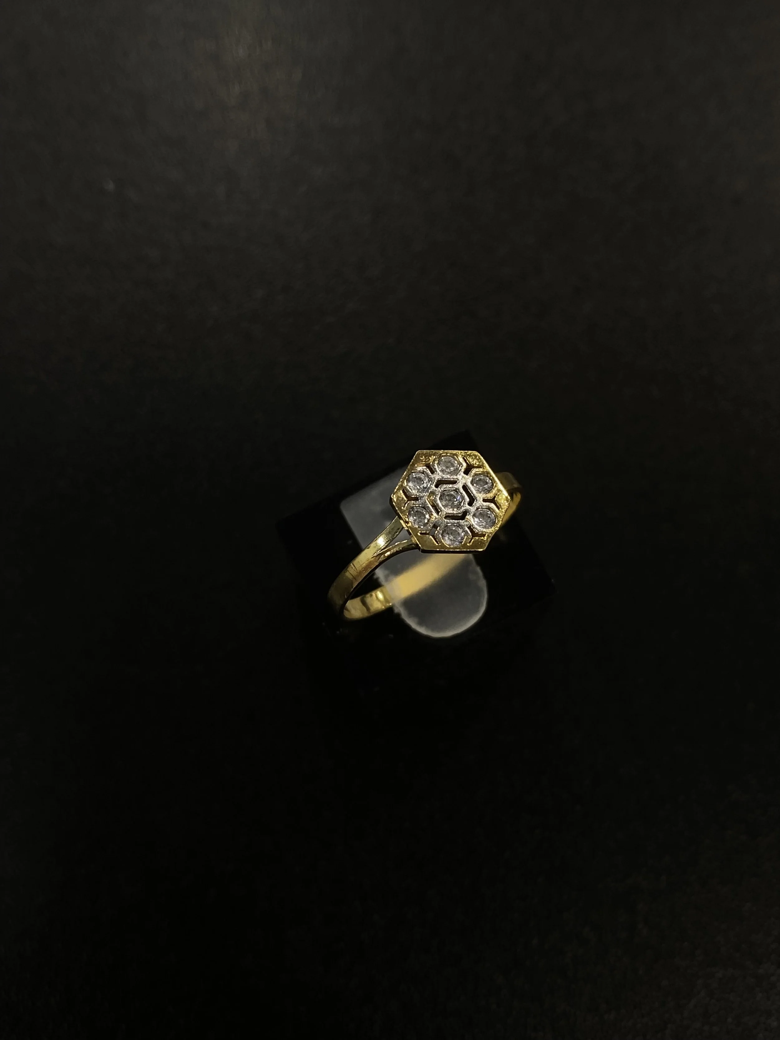 Bague femme motif hexagone pierres blanches