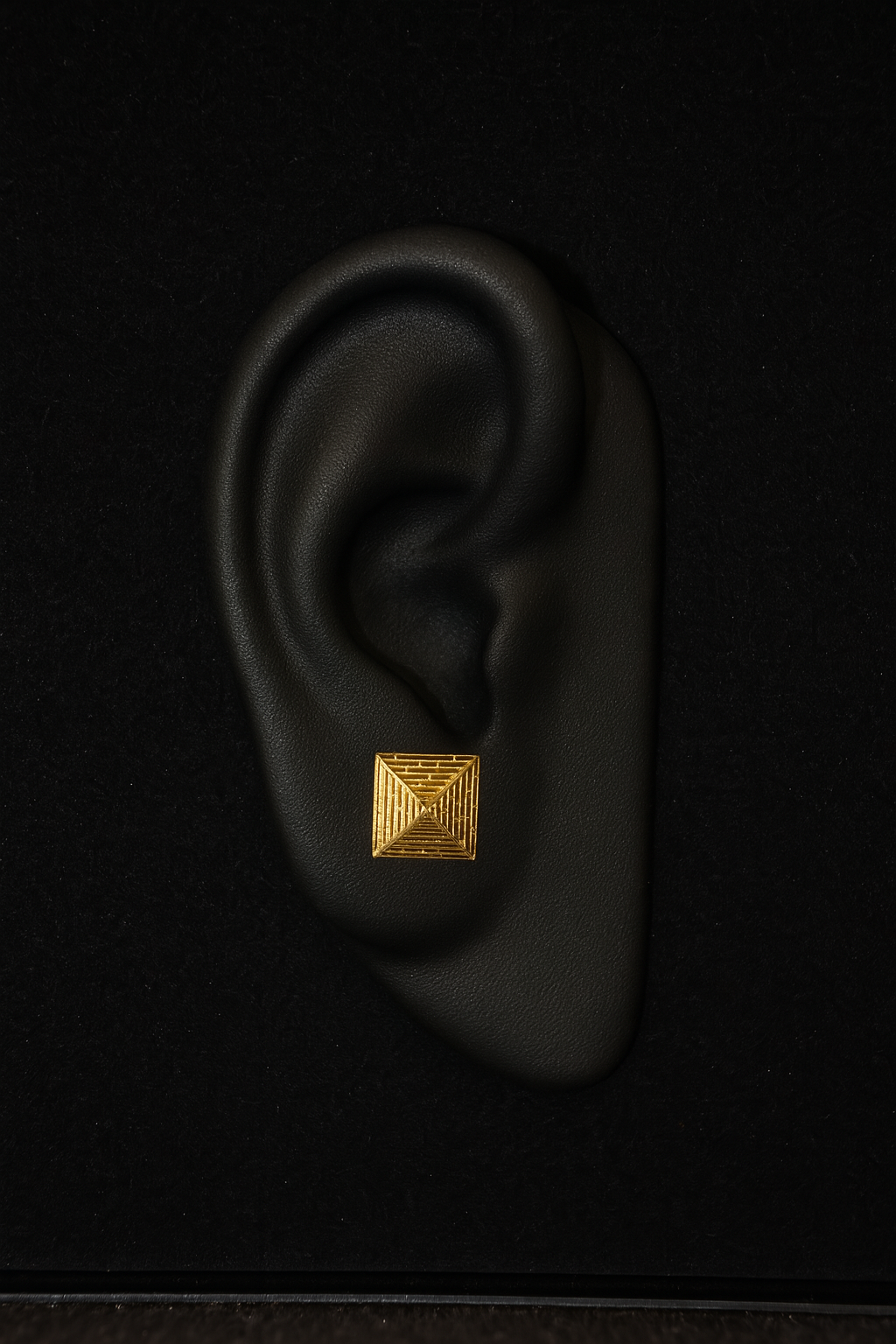 Boucle d’oreille Homme  pyramide