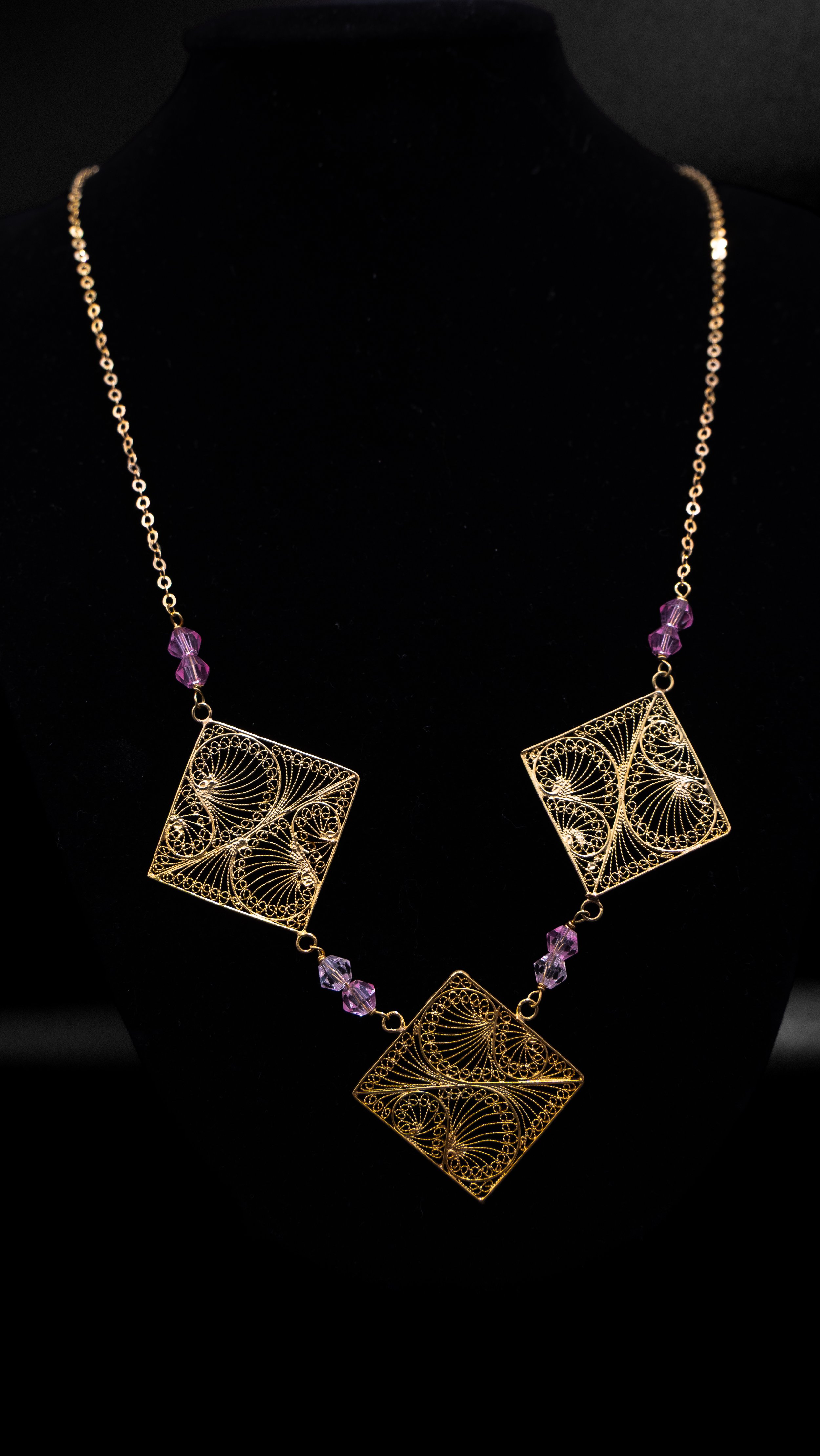 Collier 3 losanges filigrane grenats roses