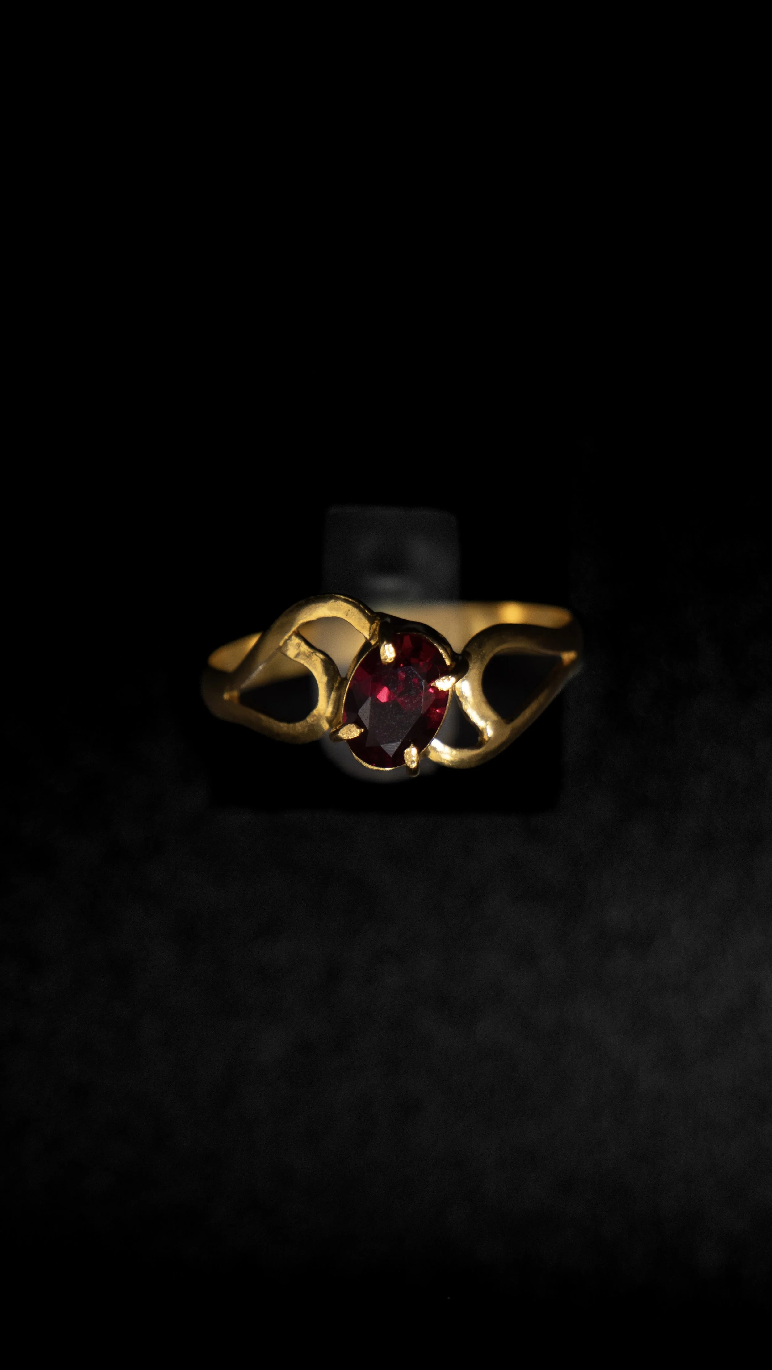 Bague Motif Petite Pierre Rouge Ovale