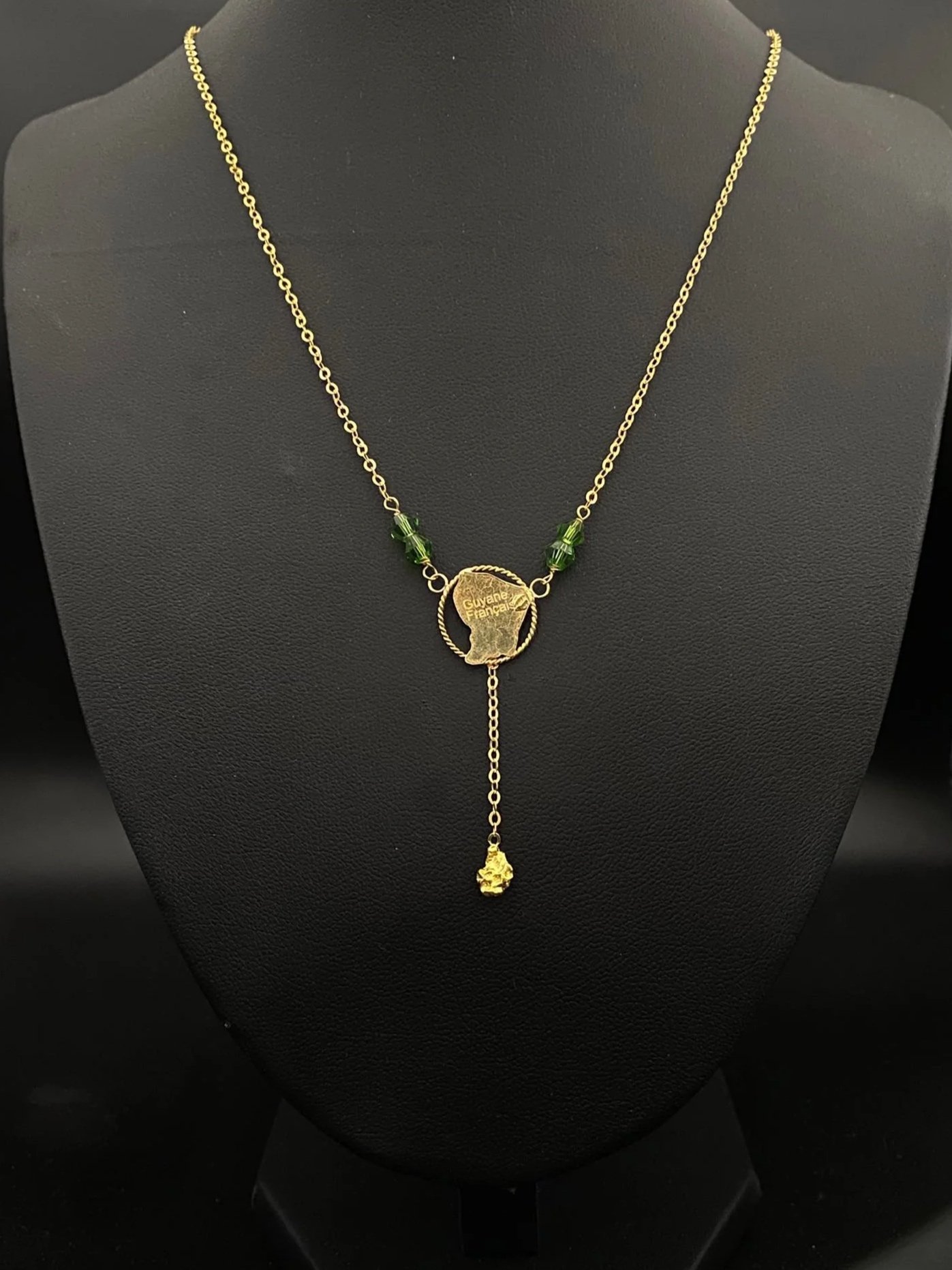 Collier carte Guyane cerclée grenats verts avec pépite