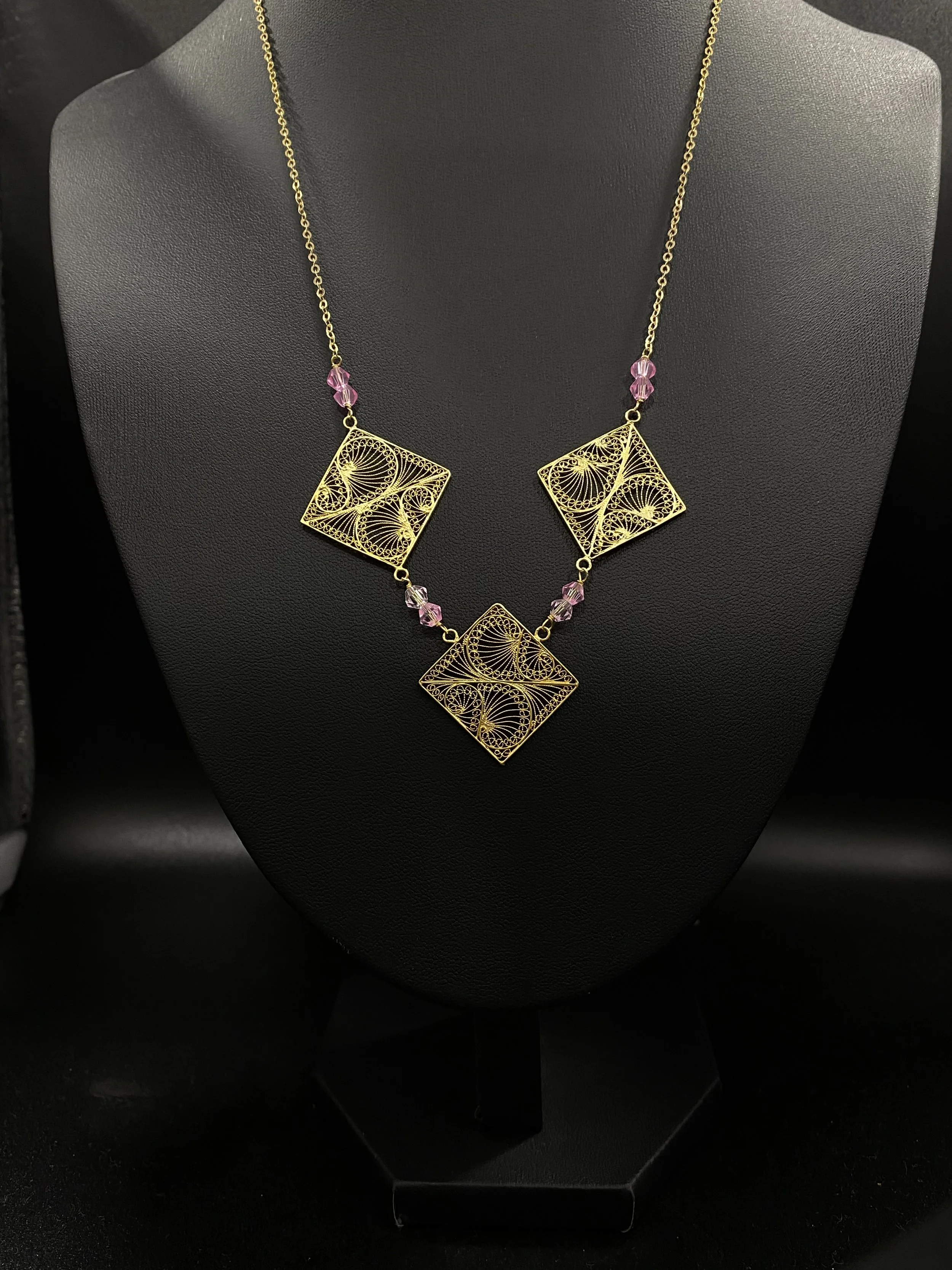 Collier 3 losanges filigrane grenats roses