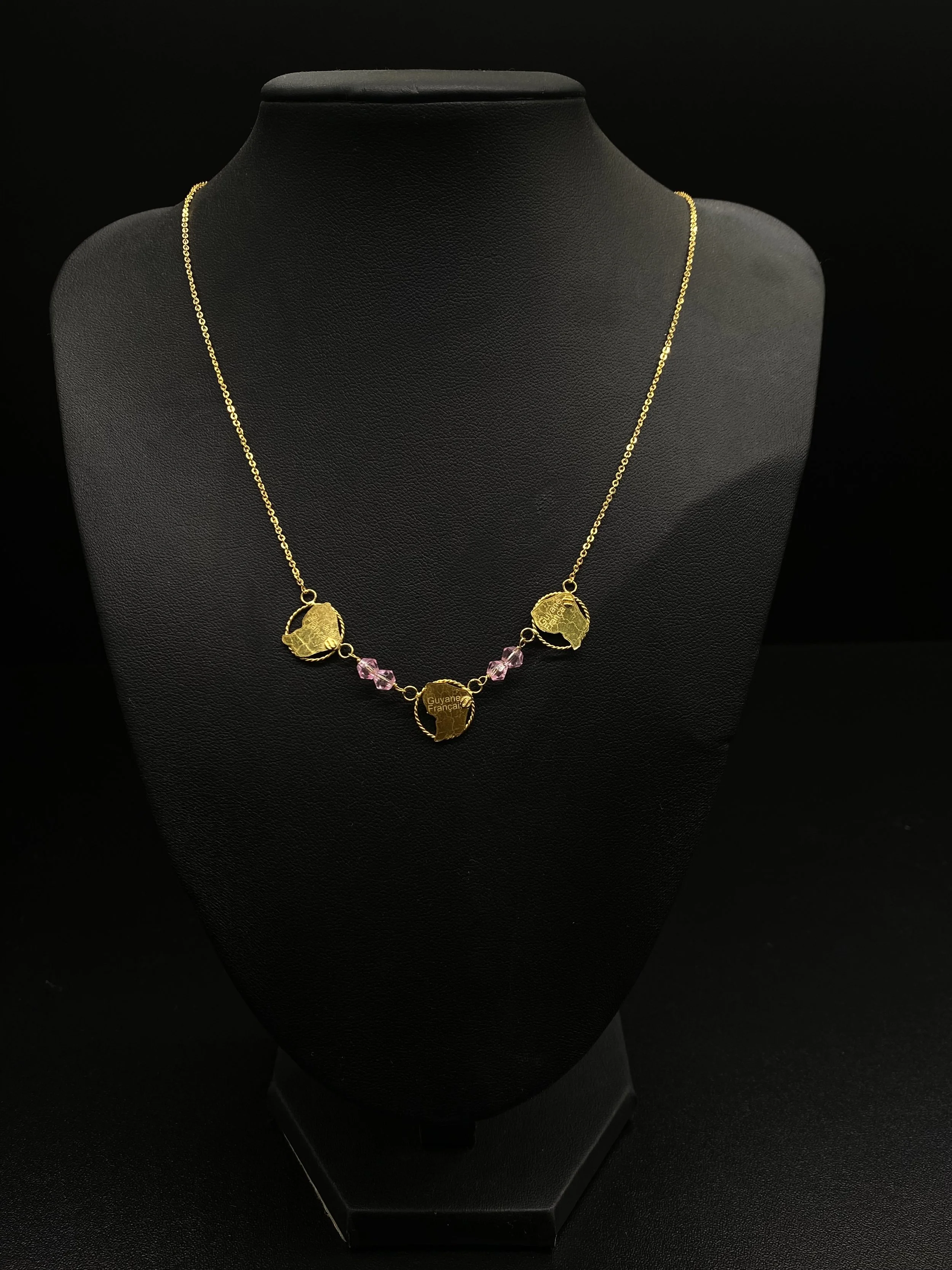 Collier femme motif 3 cartes  de la Guyane grenats rose