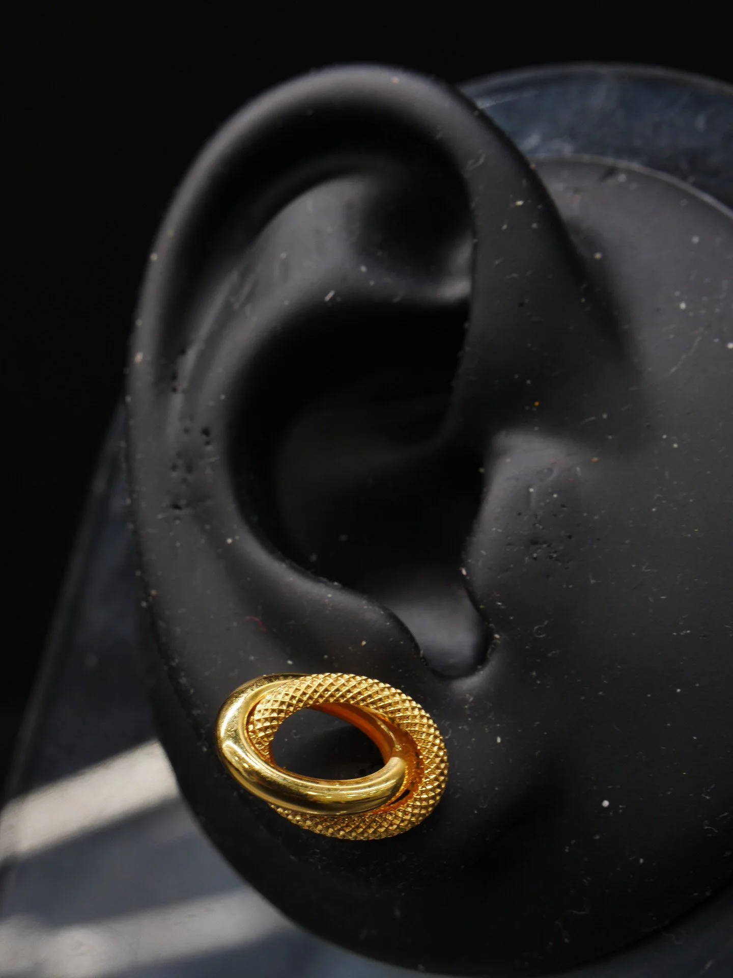 Boucle d'oreille anneaux croisés sablés lisses