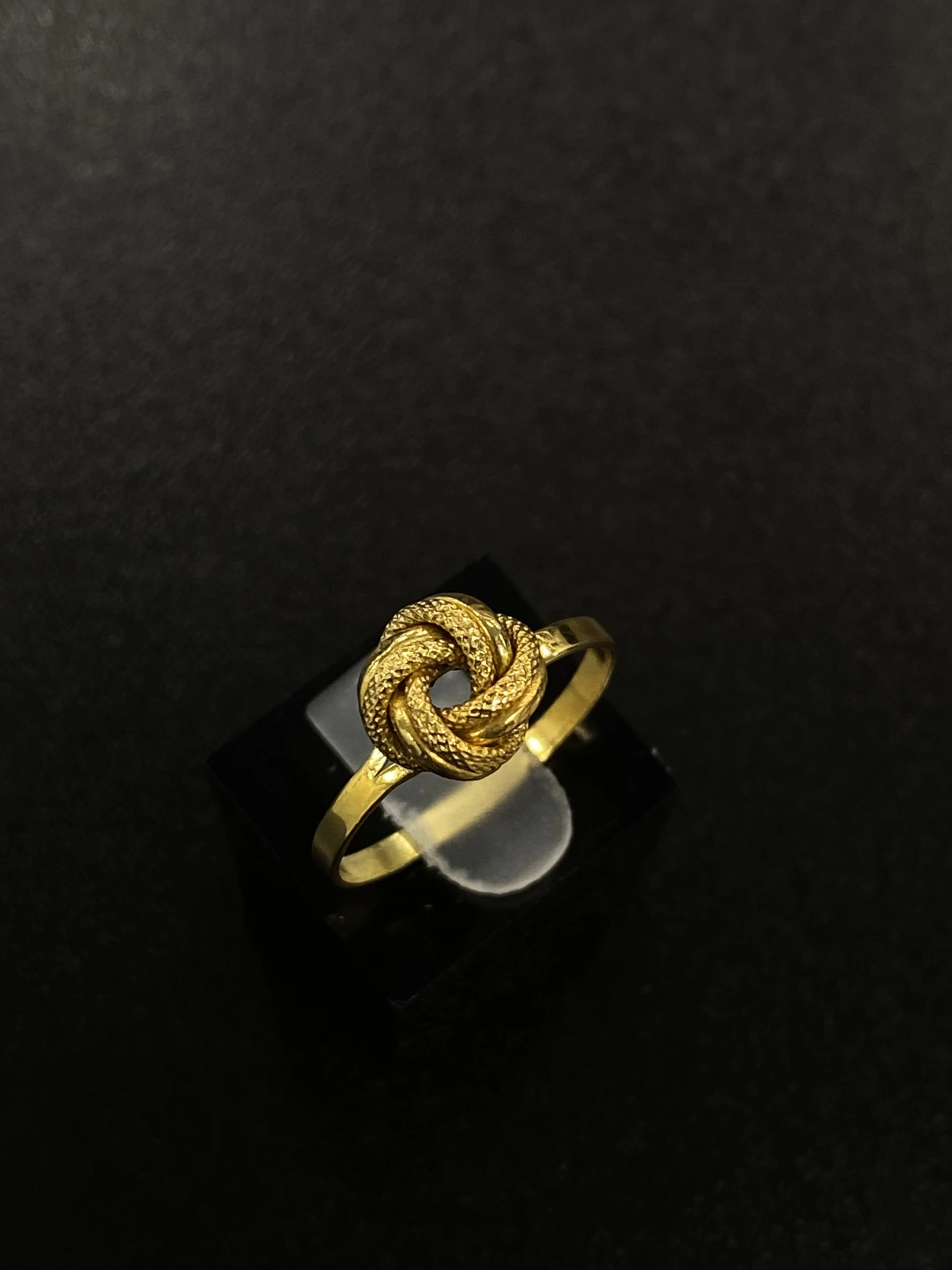 Bague femme petit nœud sablé lisse