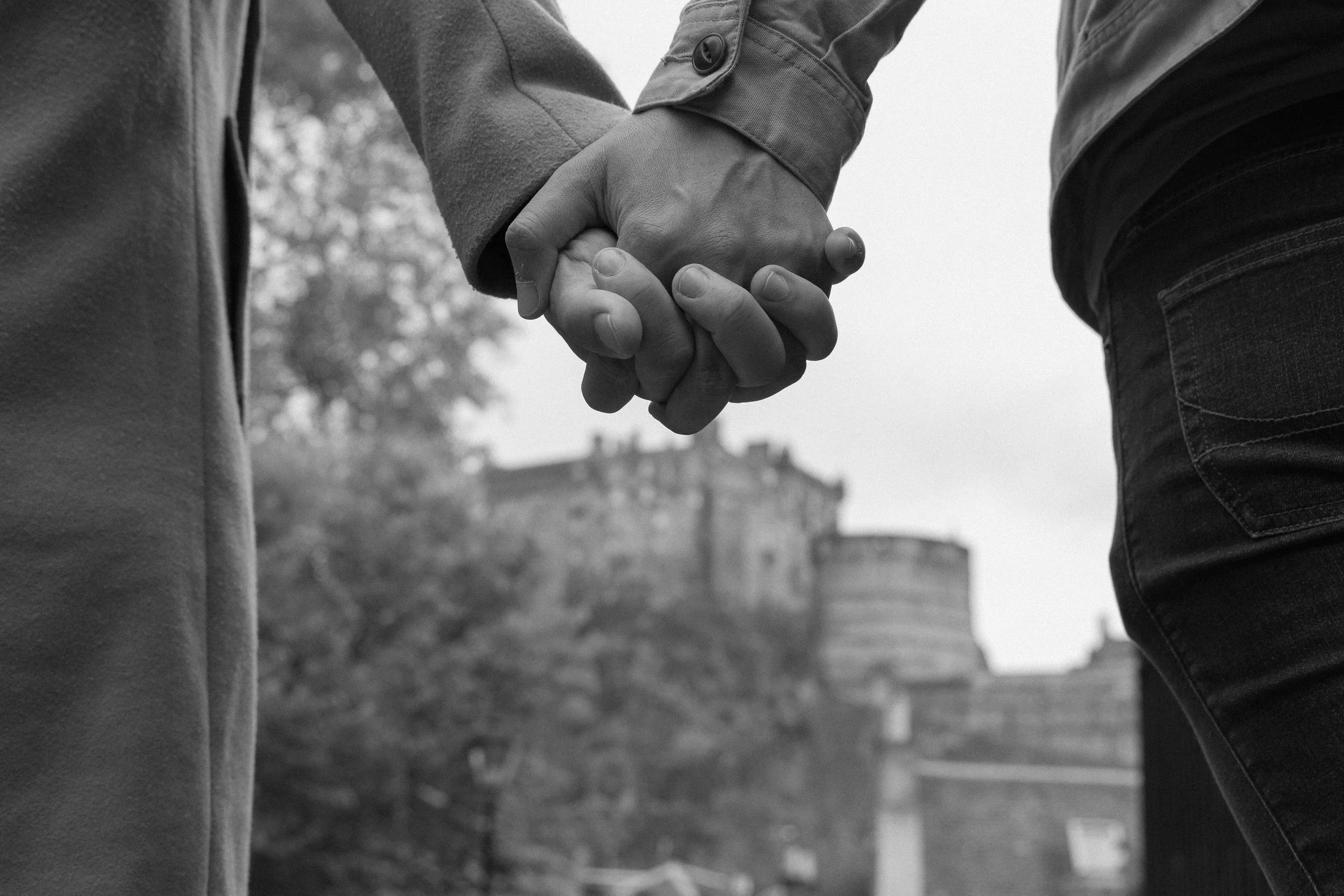 family photoshoot in Old Town Edinburgh with historic Edinburgh Castle