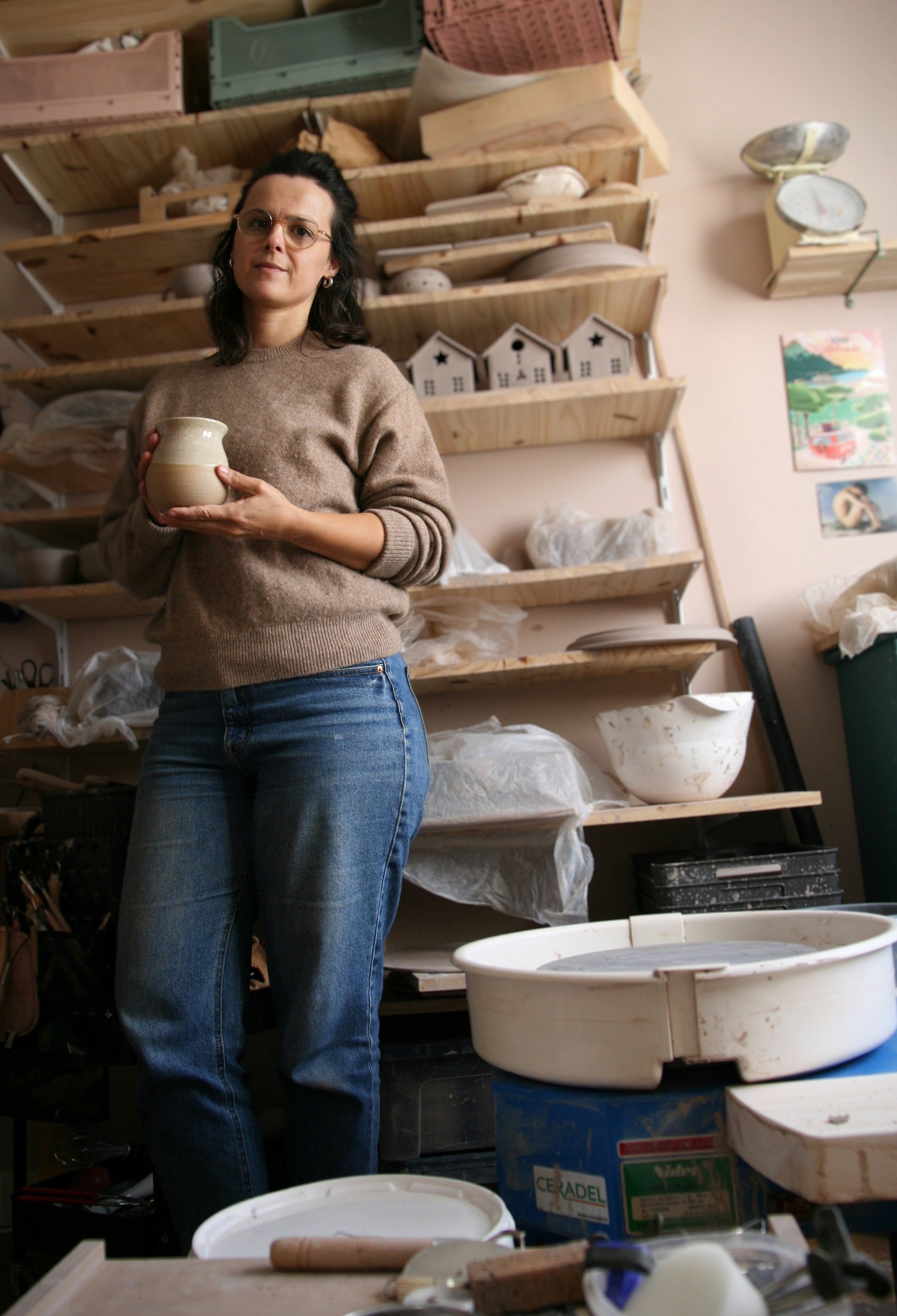 Emilie Pollet-Villard dans son atelier de céramique poterie