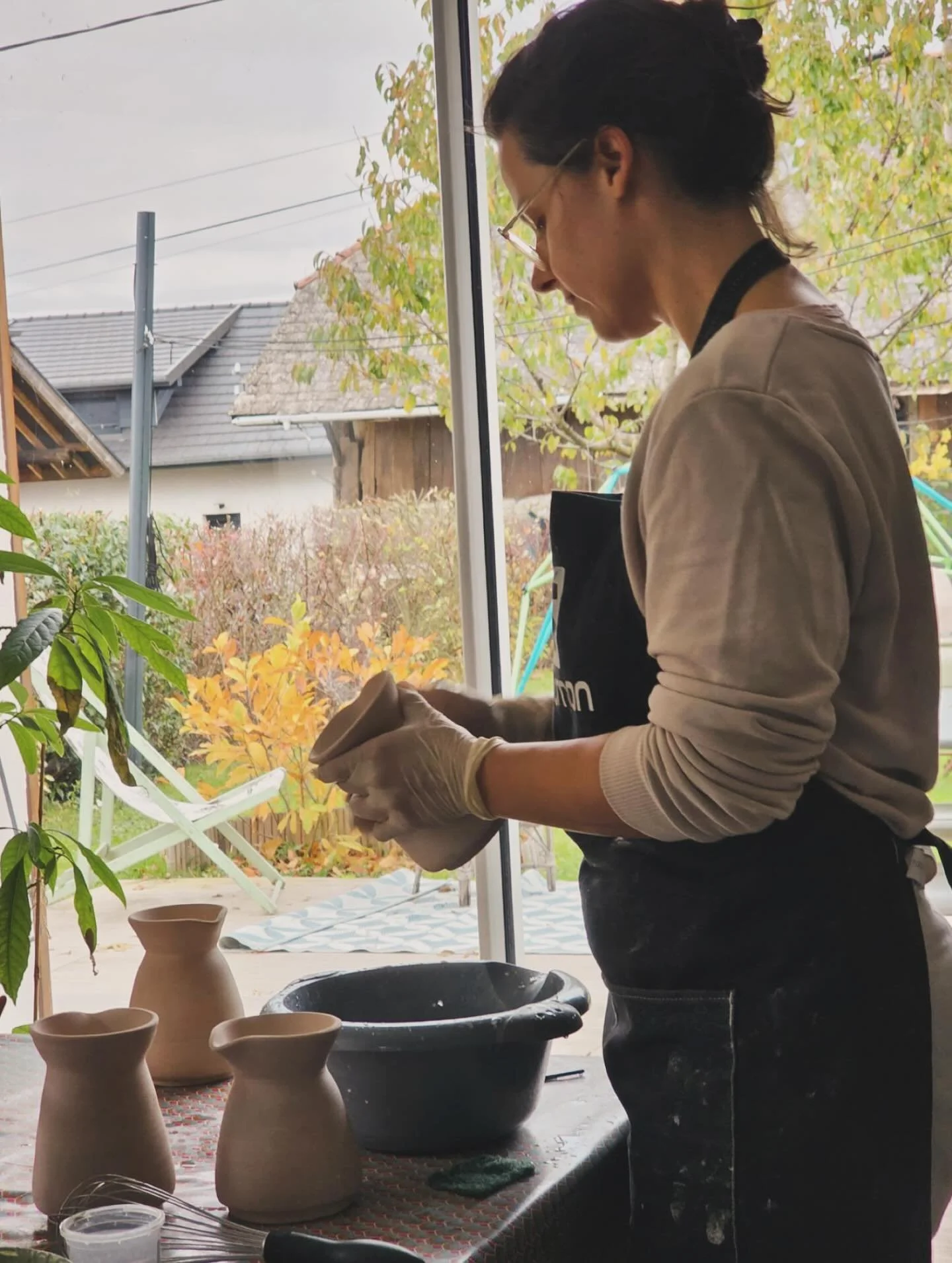 Les diff&eacute;rentes &eacute;tapes de fabrication d&rsquo;une pi&egrave;ce en gr&egrave;s:
Apr&egrave;s la premi&egrave;re cuisson (appel&eacute;e d&eacute;gourdi) chaque objet est nettoy&eacute; et ponc&eacute; si besoin avant d&rsquo;&ecirc;tre t
