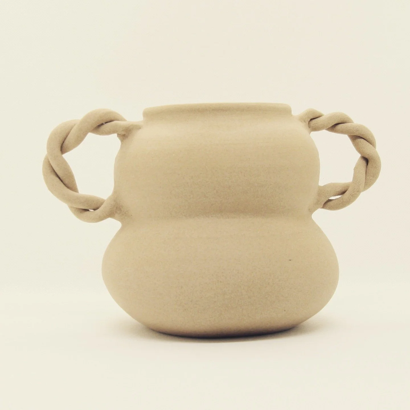 Les 3 nouveaut&eacute;s de cette semaine: 

Un vase style amphore avec des anses torsad&eacute;es🏺

Un pichet &agrave; eau brut sur l'ext&eacute;rieur avec un petit liser&eacute; bleu sur le bord

Un petit vase mi-brut mi-bleu💙

A retrouver sur le 