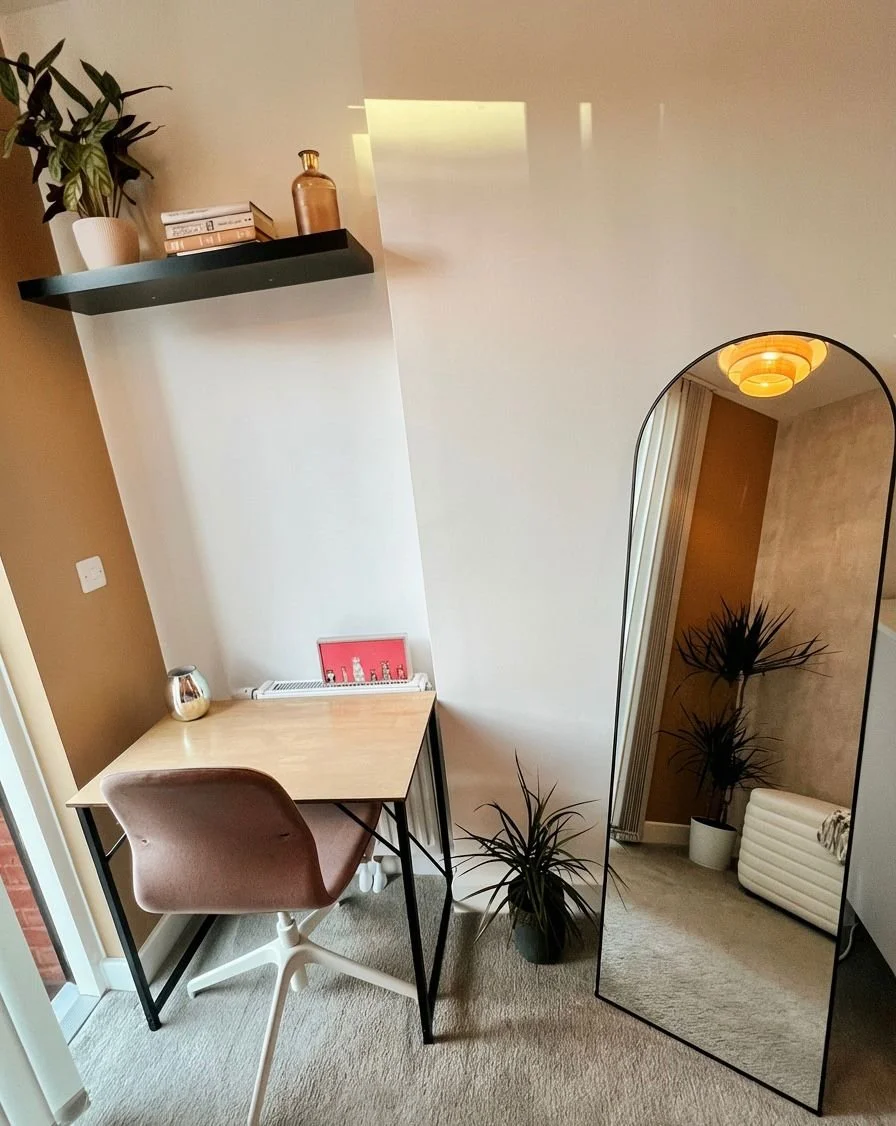 Home workspace with arch mirror and indoor plants, Battersea London flat by Rodolfo Falcao