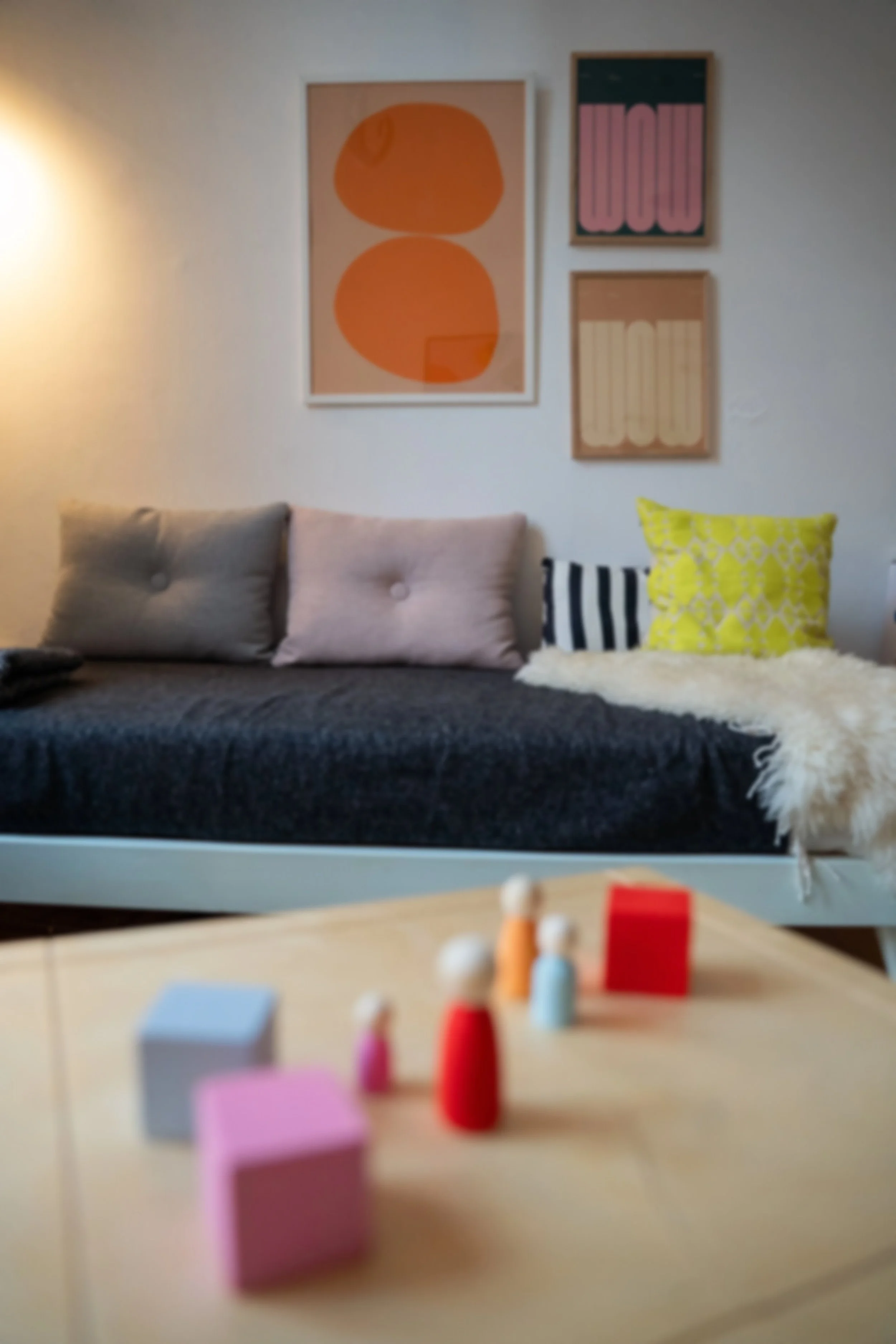 Therapieraum von Fabienne Schröder-Rust in Frankfurt mit Aufstellungsmaterial und ruhiger Atmosphäre