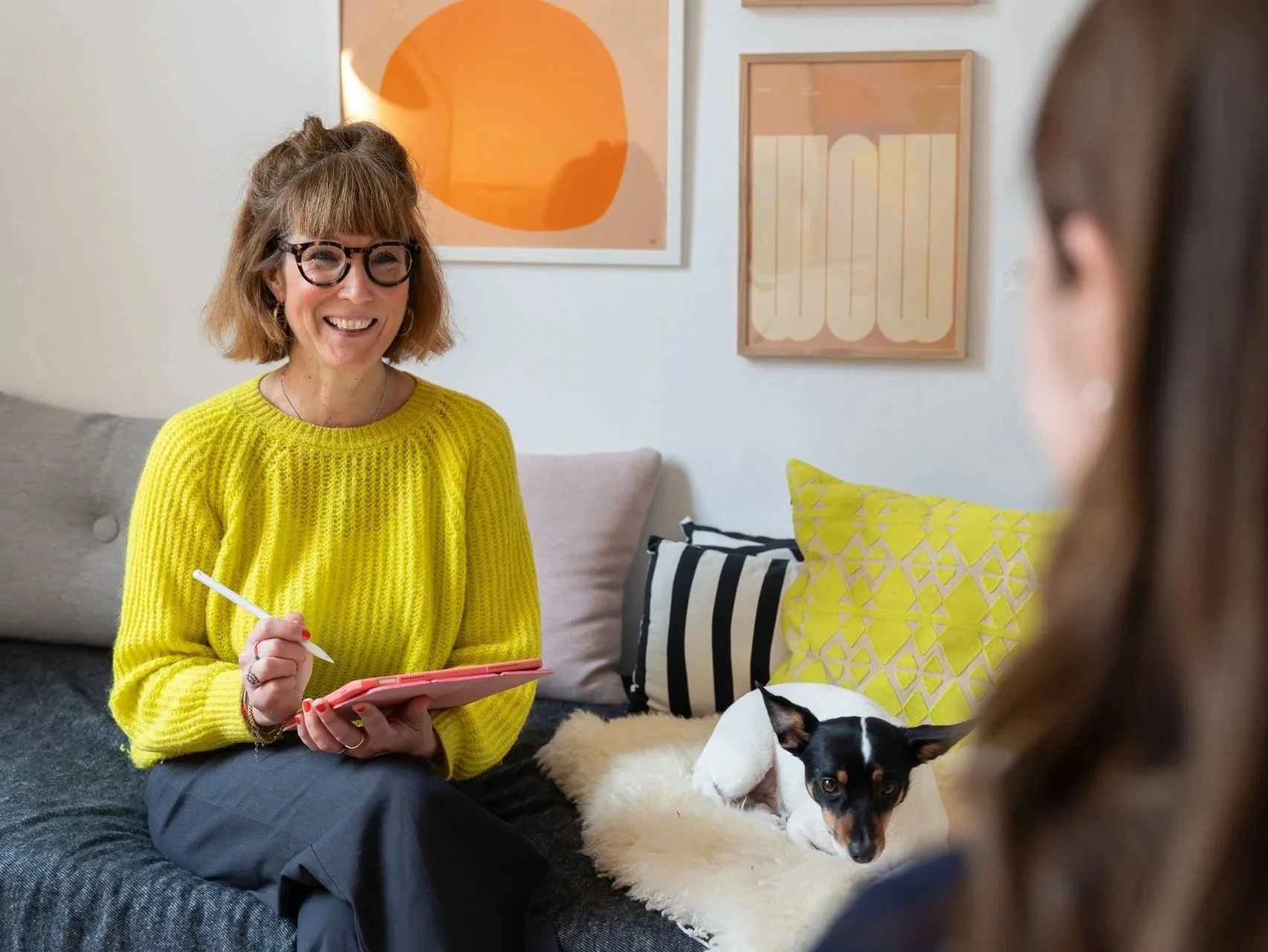 Psychotherapeutin Fabienne Schröder-Rust mit ihrem kleinen Hund Pablo in ihrem freundlichen und einladenden Praxisraum in Frankfurt am Main