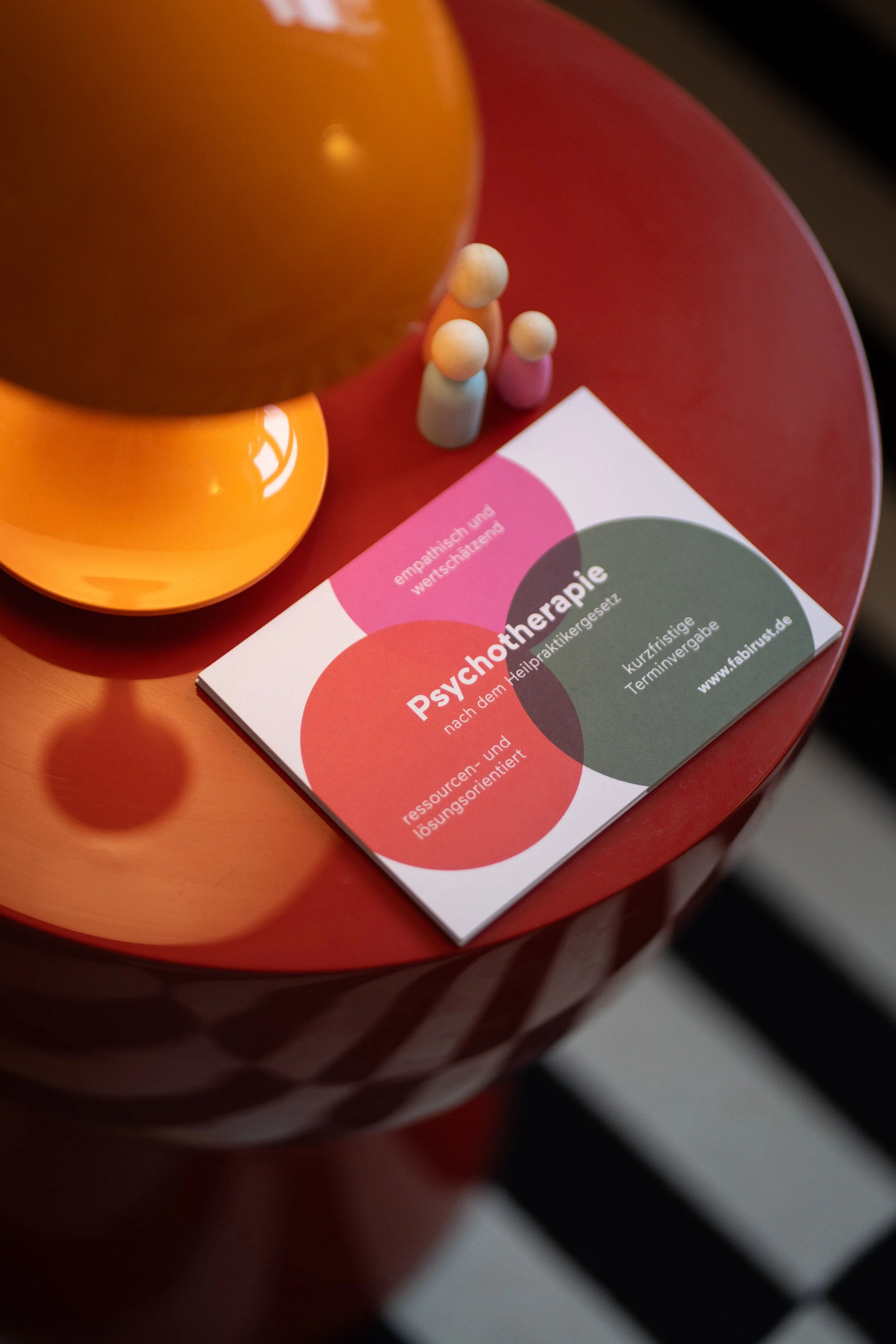 Psychotherapie Frankfurt – Praxis-Postkarte mit Figuren des Systembretts von Fabienne Schröder-Rust