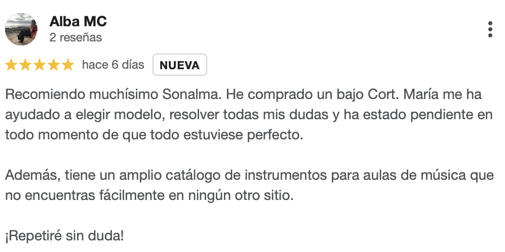 Captura de una reseña de cliente de Sonalma sobre la compra de un bajo Cort, destacando el asesoramiento recibido y la variedad del catálogo.