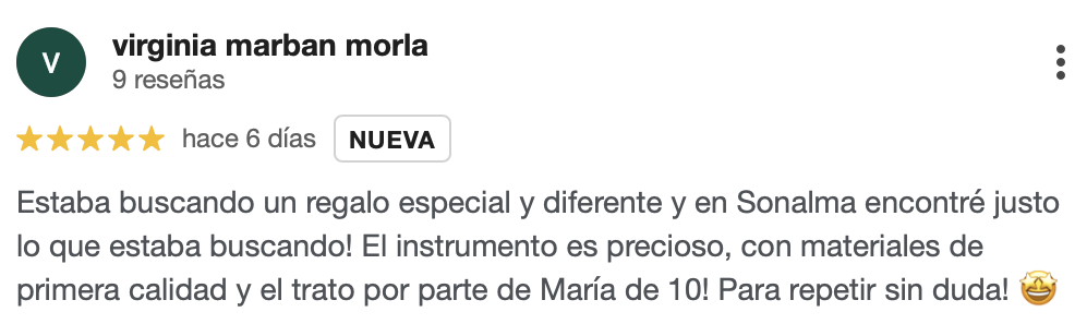 Captura de una reseña de cliente de Sonalma que valora la calidad del instrumento recibido y su uso tanto con niños como con adultos.