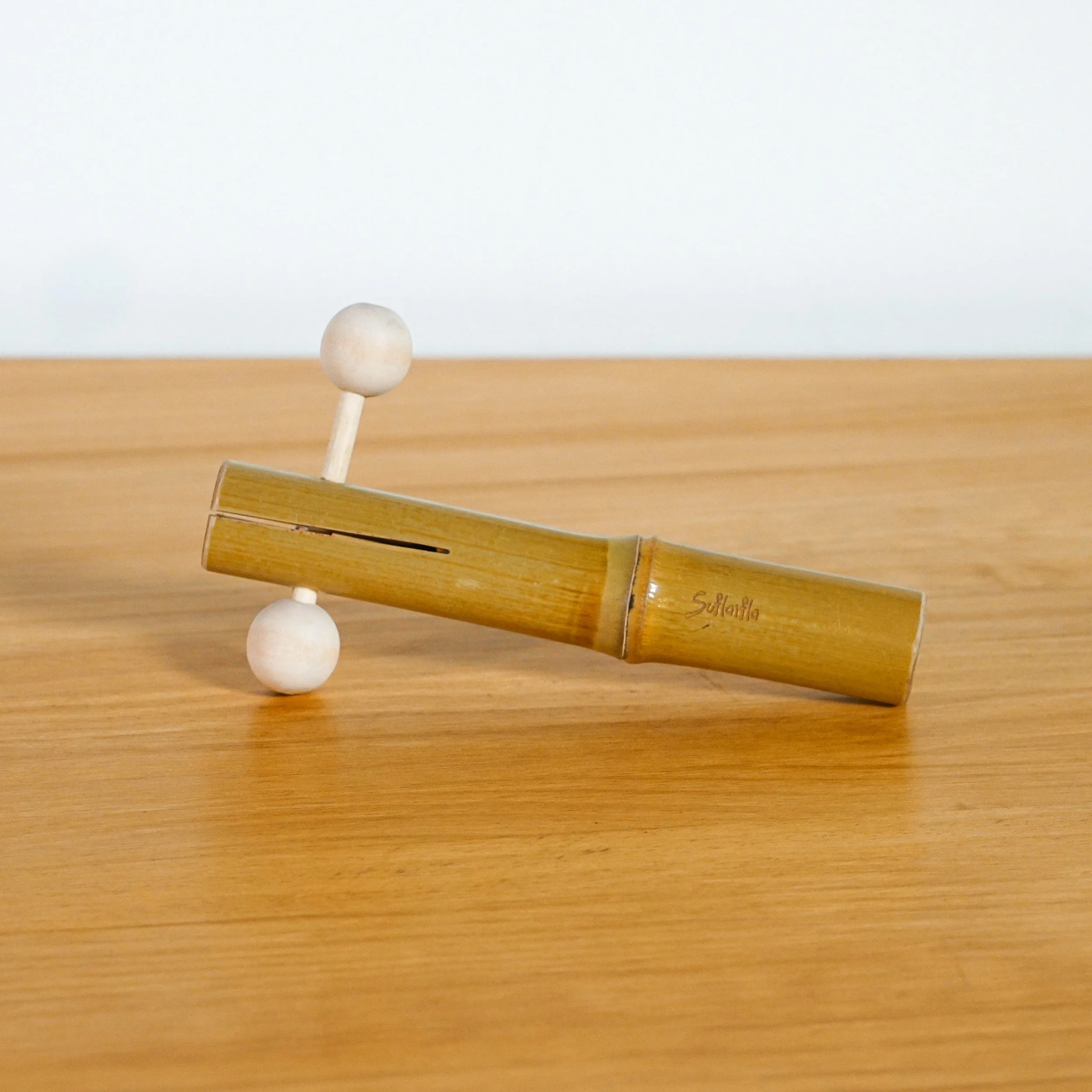 Carpintero grande de bambú