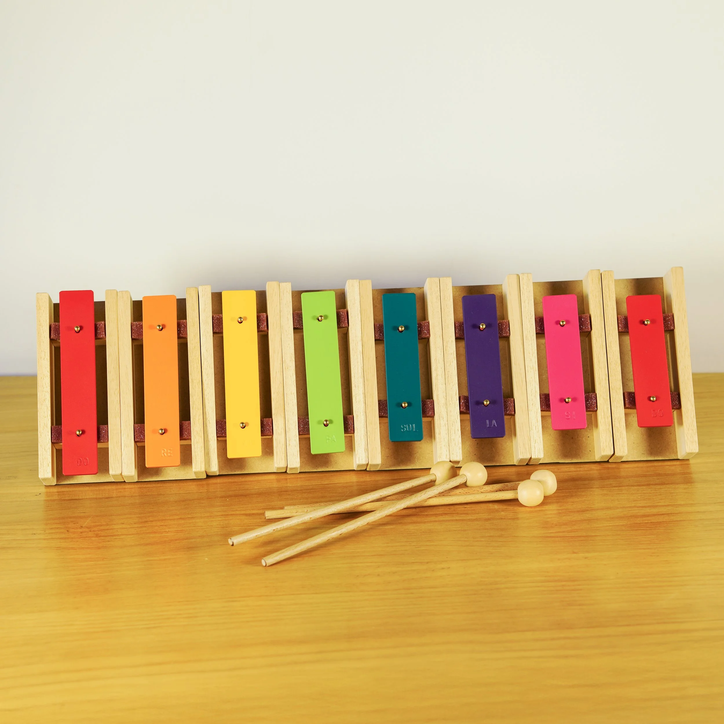 Metalonotas artesanales afinadas a mano con calidad sonora profesional.