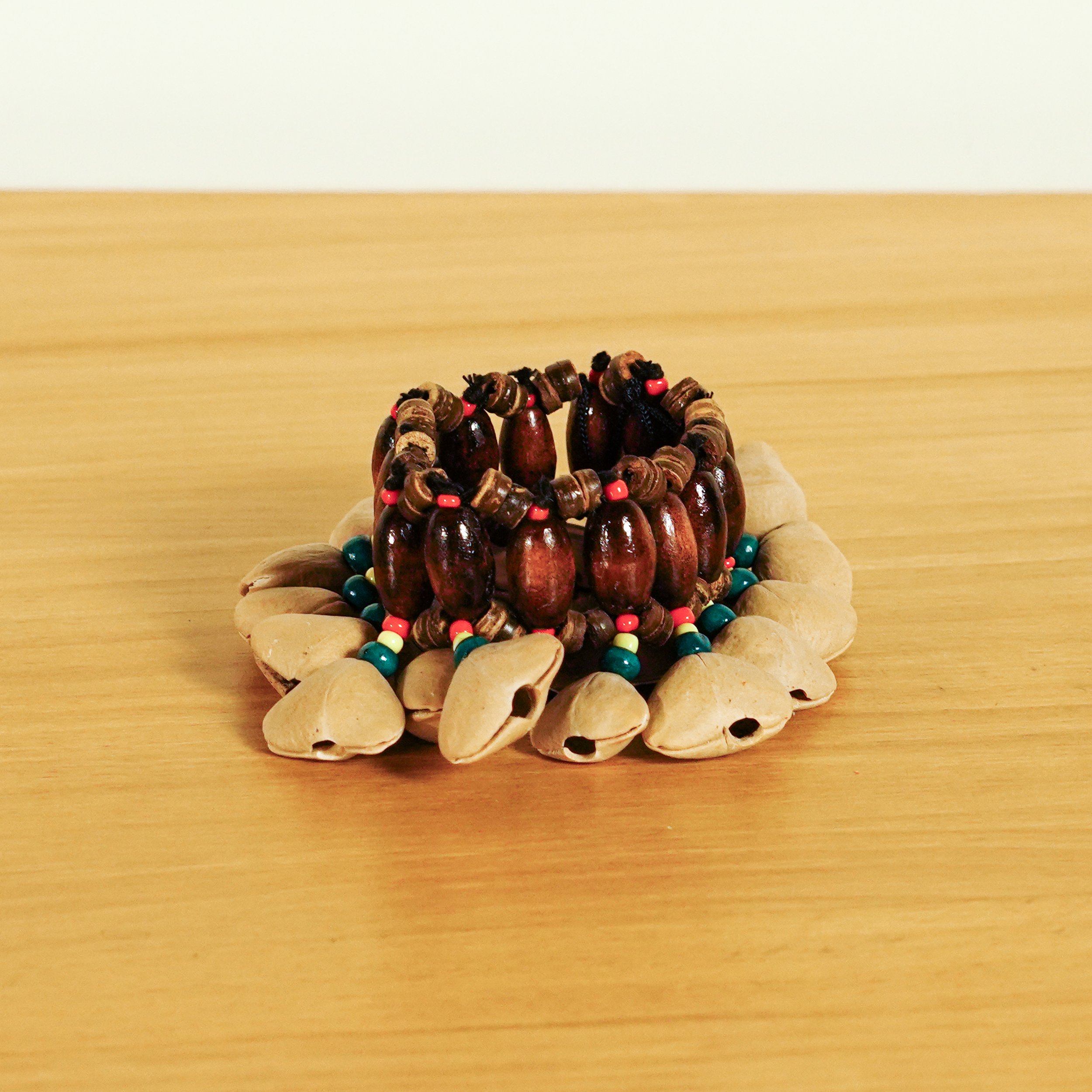 Brazalete sonoro madera clara de percusion para movimiento.