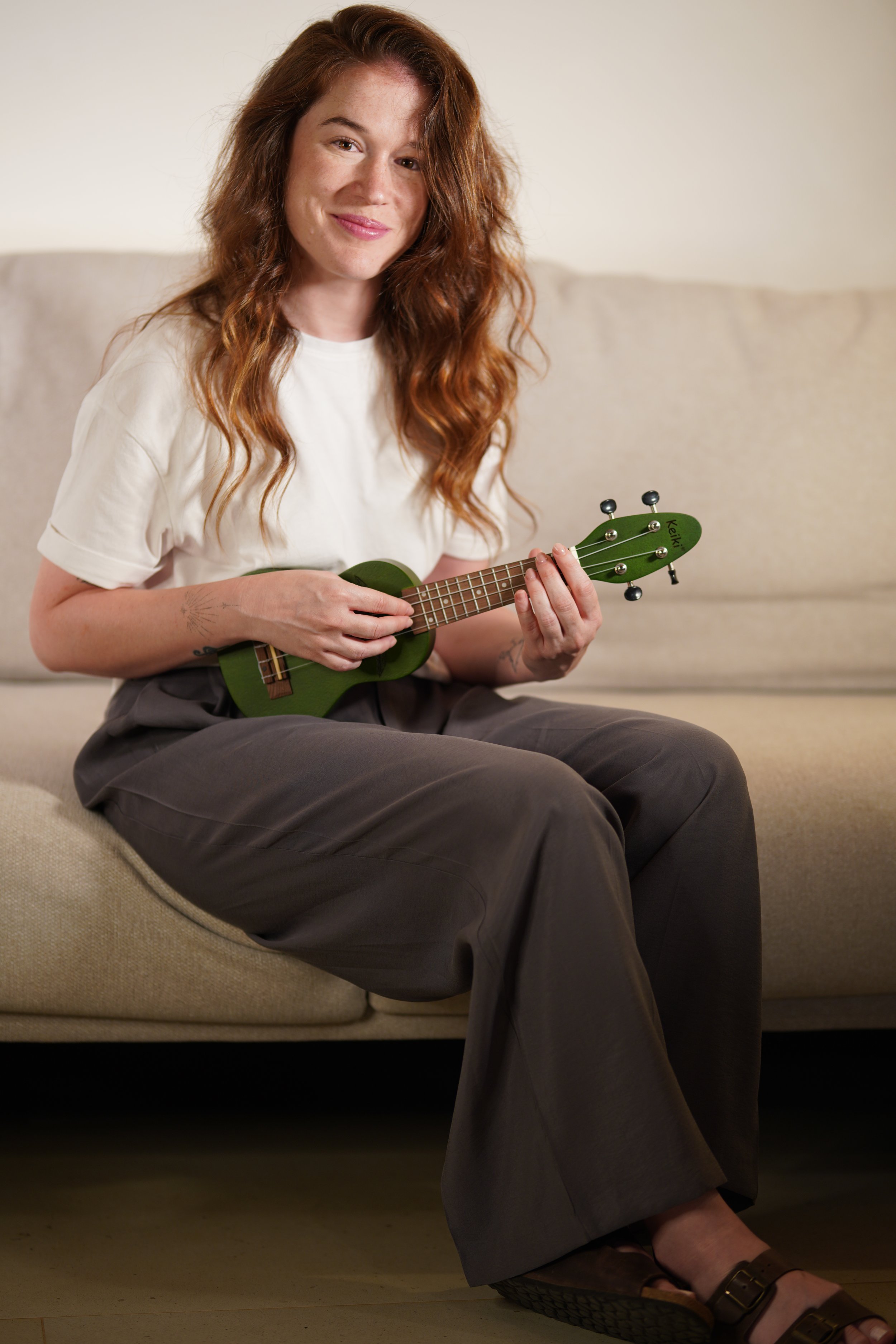 Fundadora de Sonalma en práctica de musicoterapia con instrumento de cuerda.