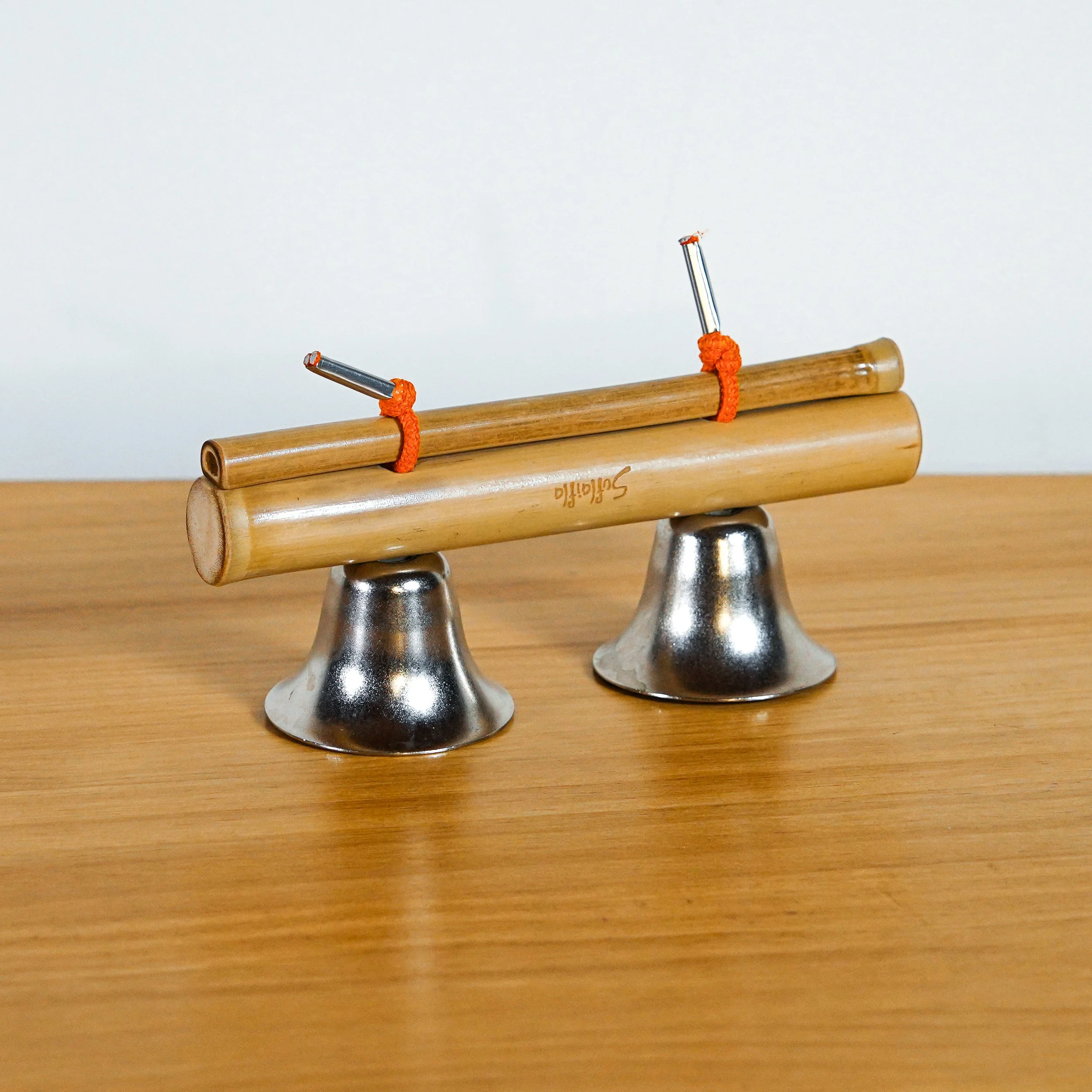detalle campana dedo bambú suflaifla instrumento musical artesanal