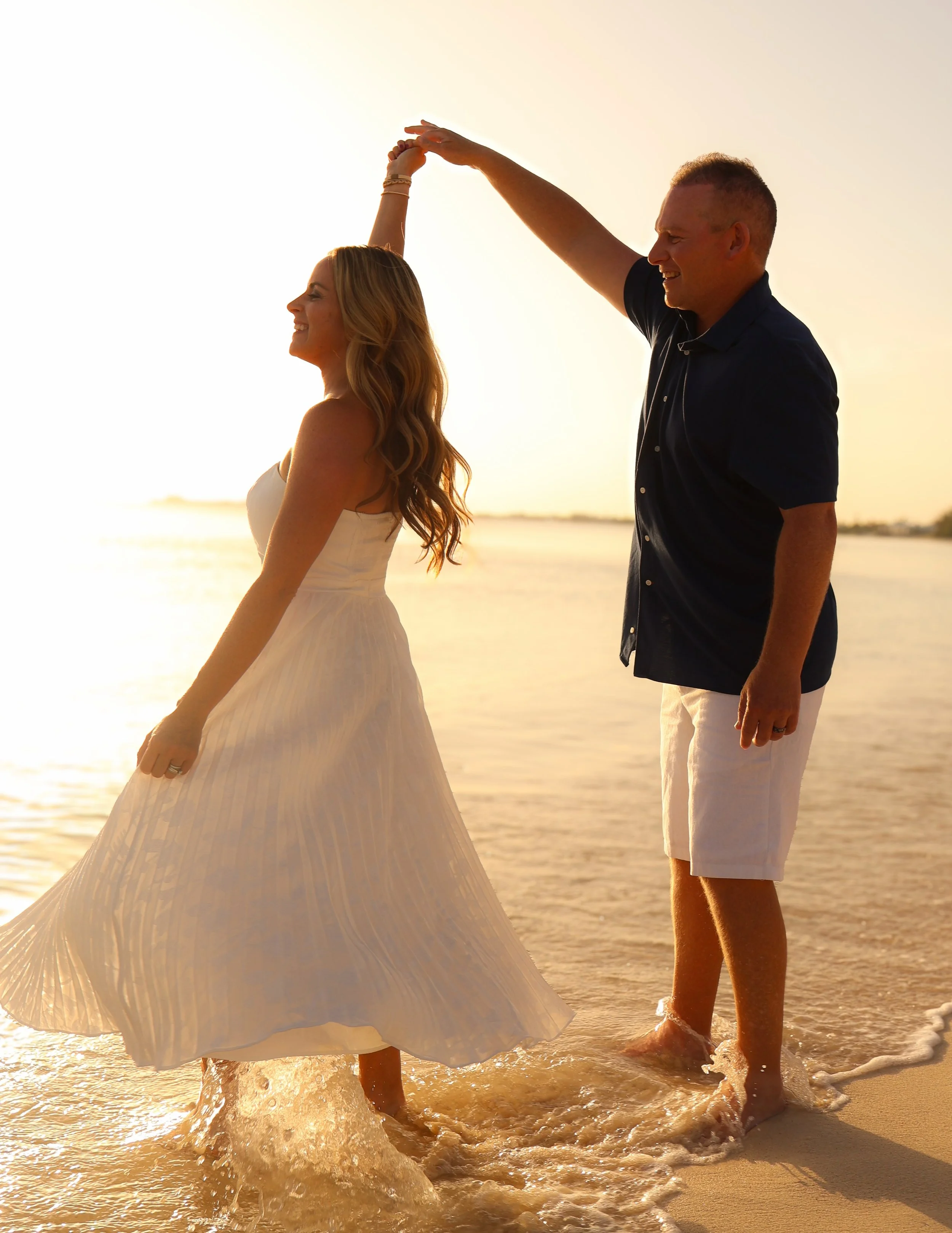 Why do photographers love golden hour? ☀️

That little window before sunset gives us soft, warm light, flattering skin tones and that dreamy golden glow, perfect for family photos. ✨

Pair it with genuine laughs, cuddles and a little chaos, and you g