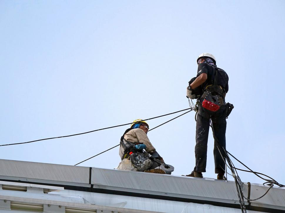 two-men-on-top-of-a-building-with-ropes_v2.png