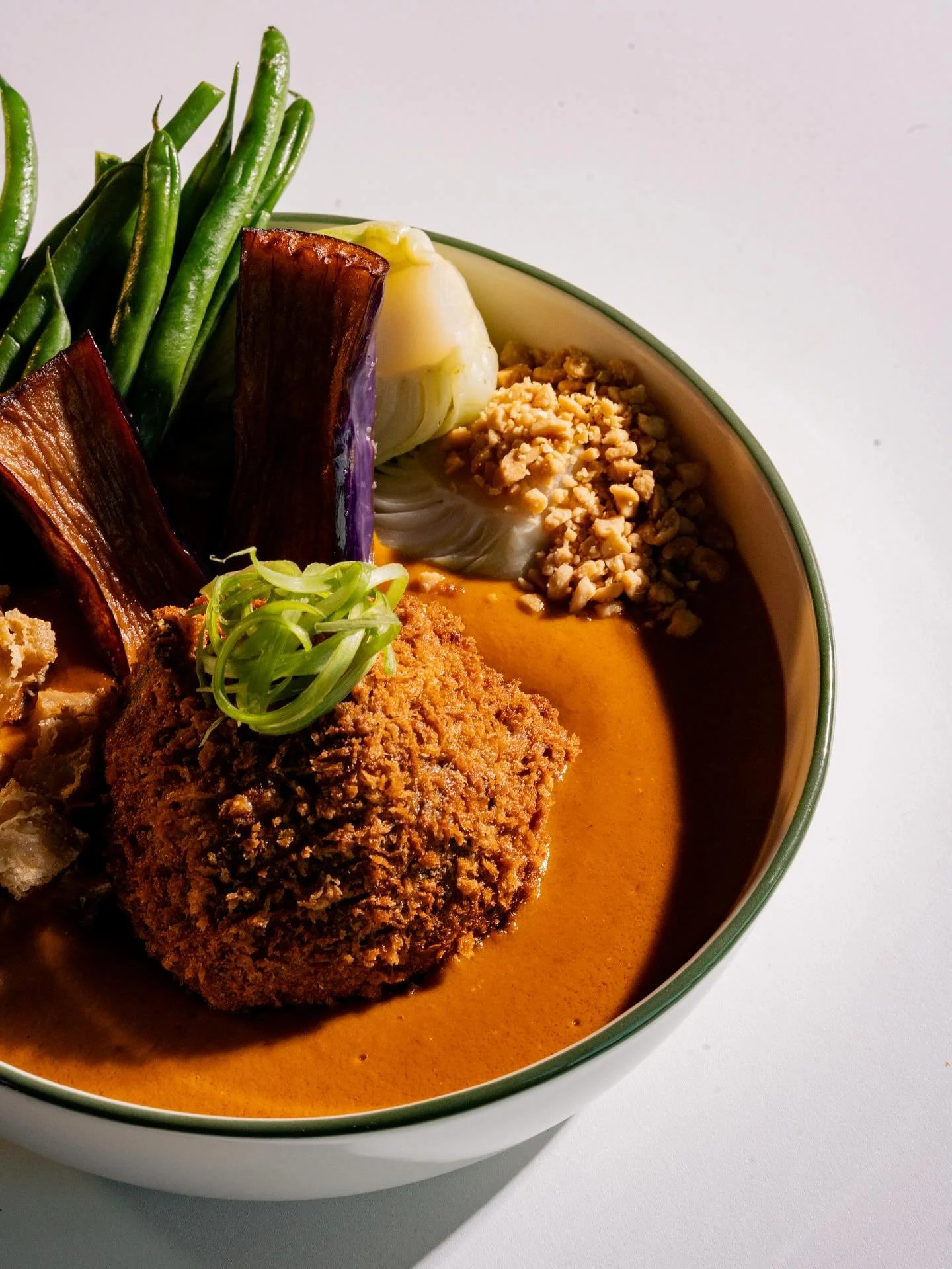 Crispy Oxtail Kare Kare!

10 hrs Braised Oxtail Croquette and Tripe Chicharon in Coconut Peanut Sauce with Bokchoy, Eggplant and Green Beans

And Yes no need for Bagoong! 😉

📷 @jgageproductions 

#karekare #filipinoflavors #napavalley #ChefJadeVers