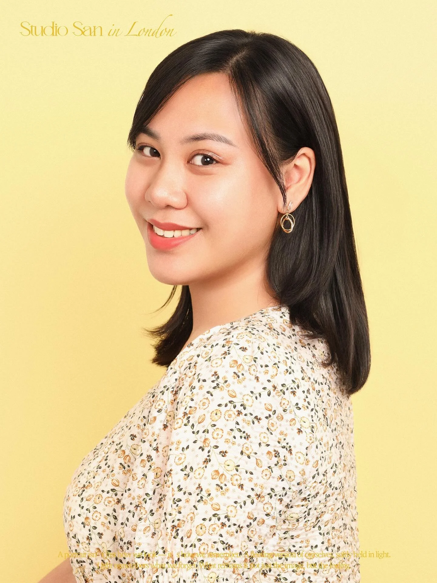 She came in for a photoshoot to celebrate her birthday🎂 The yellow background and her yellow outfit suited her perfectly💛
