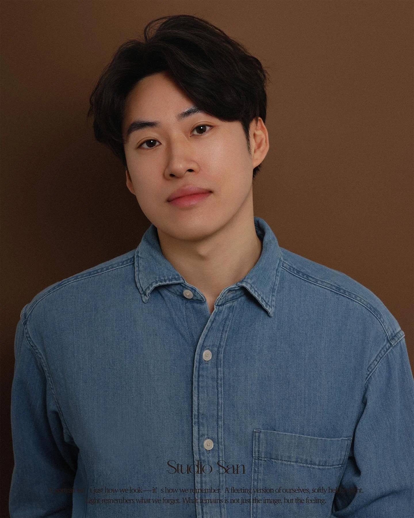 A calm, casual profile shot and even a bright, lively headshot🤎💚
Both of the different moods suited him well☺️