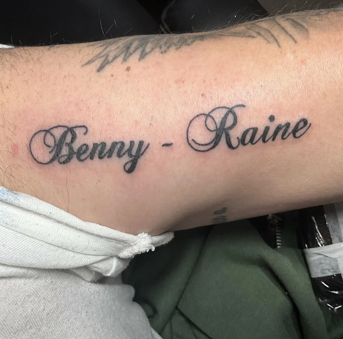 "Benny - Raine".