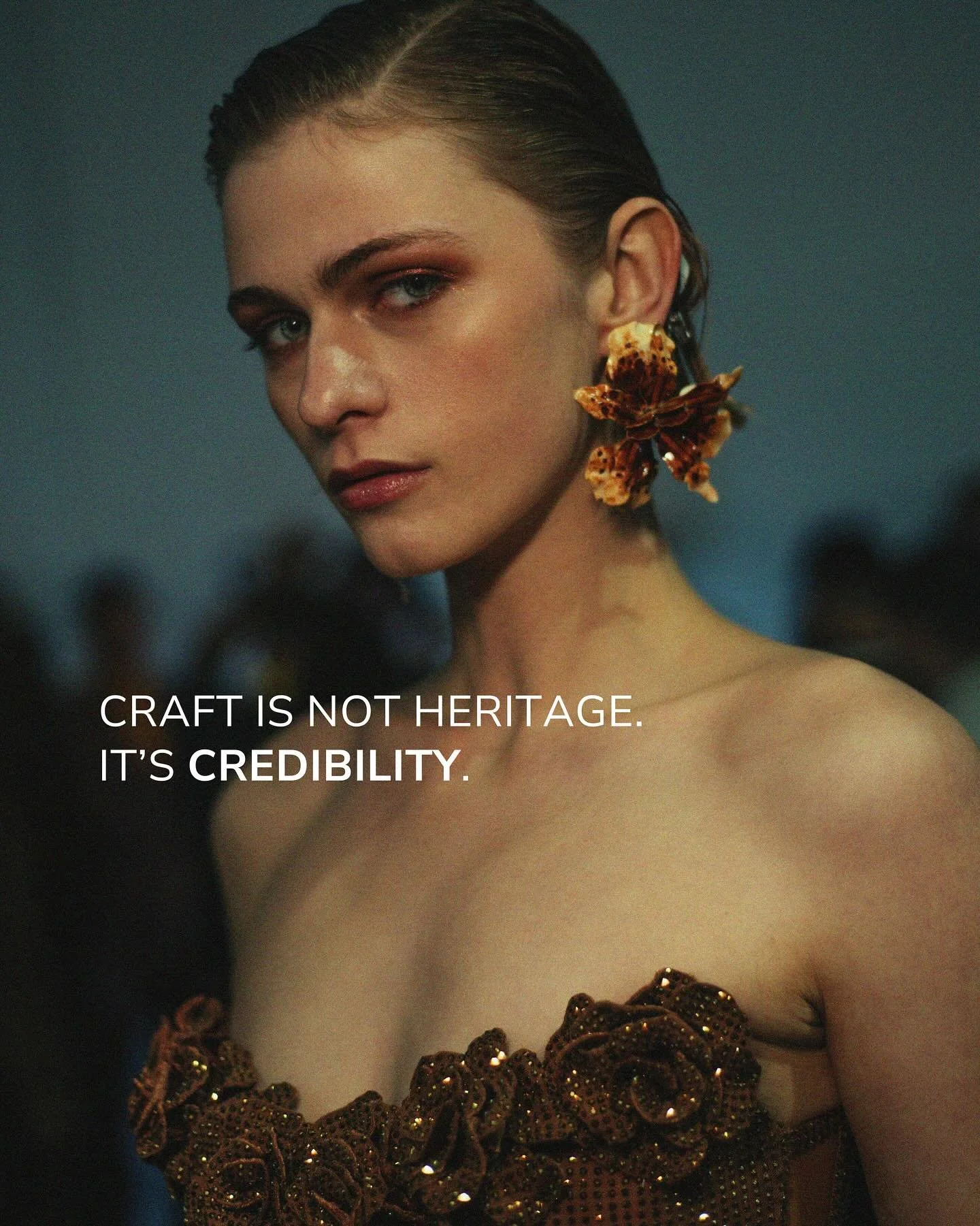 In a market where value is increasingly questioned, craft has become one of the clearest signals of legitimacy.
Handwork, construction and technique communicate seriousness before storytelling,  making craftsmanship not a detail, but a foundation of 