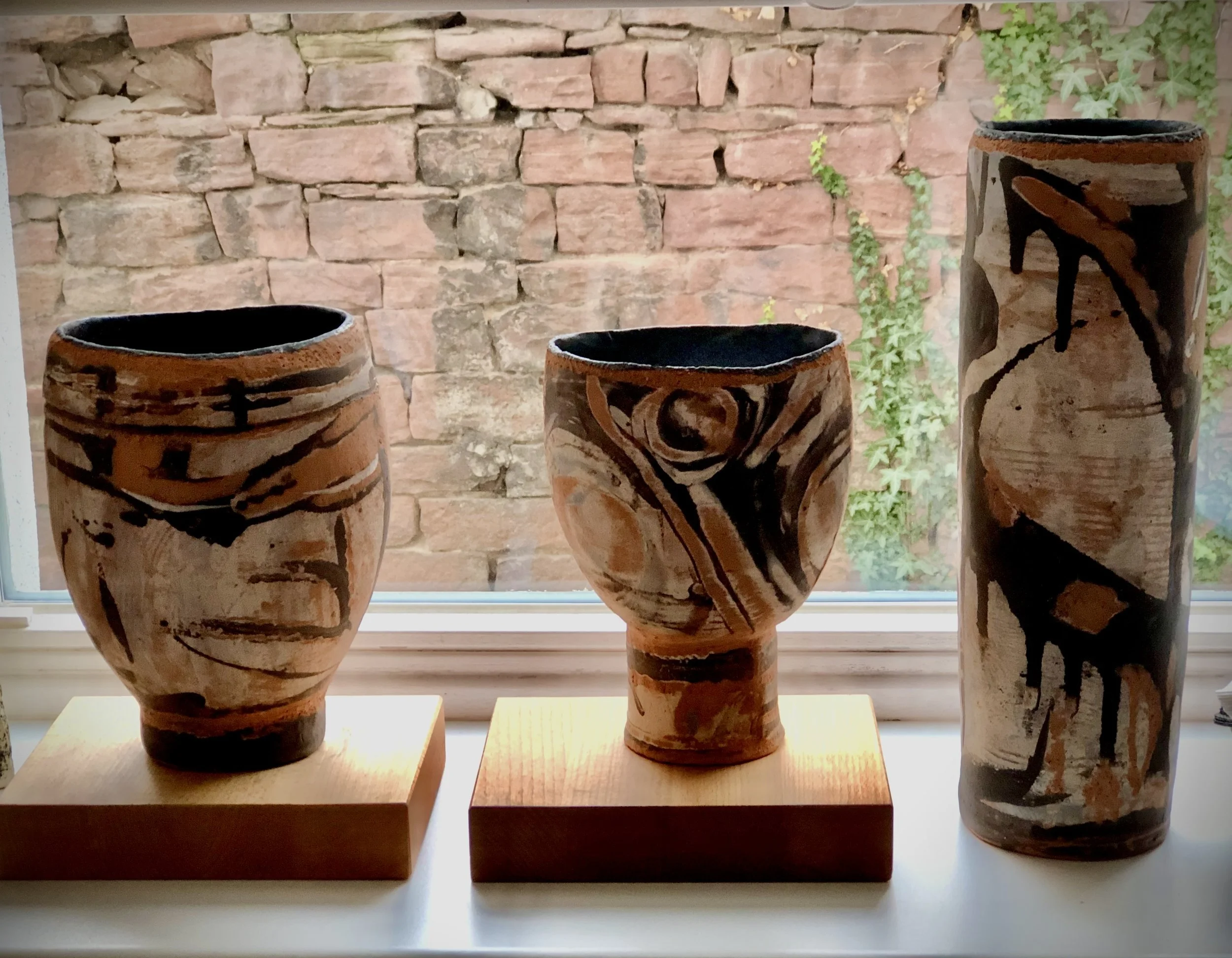 Gefäße/Roter Ton/ schwarze und weiße Engobe