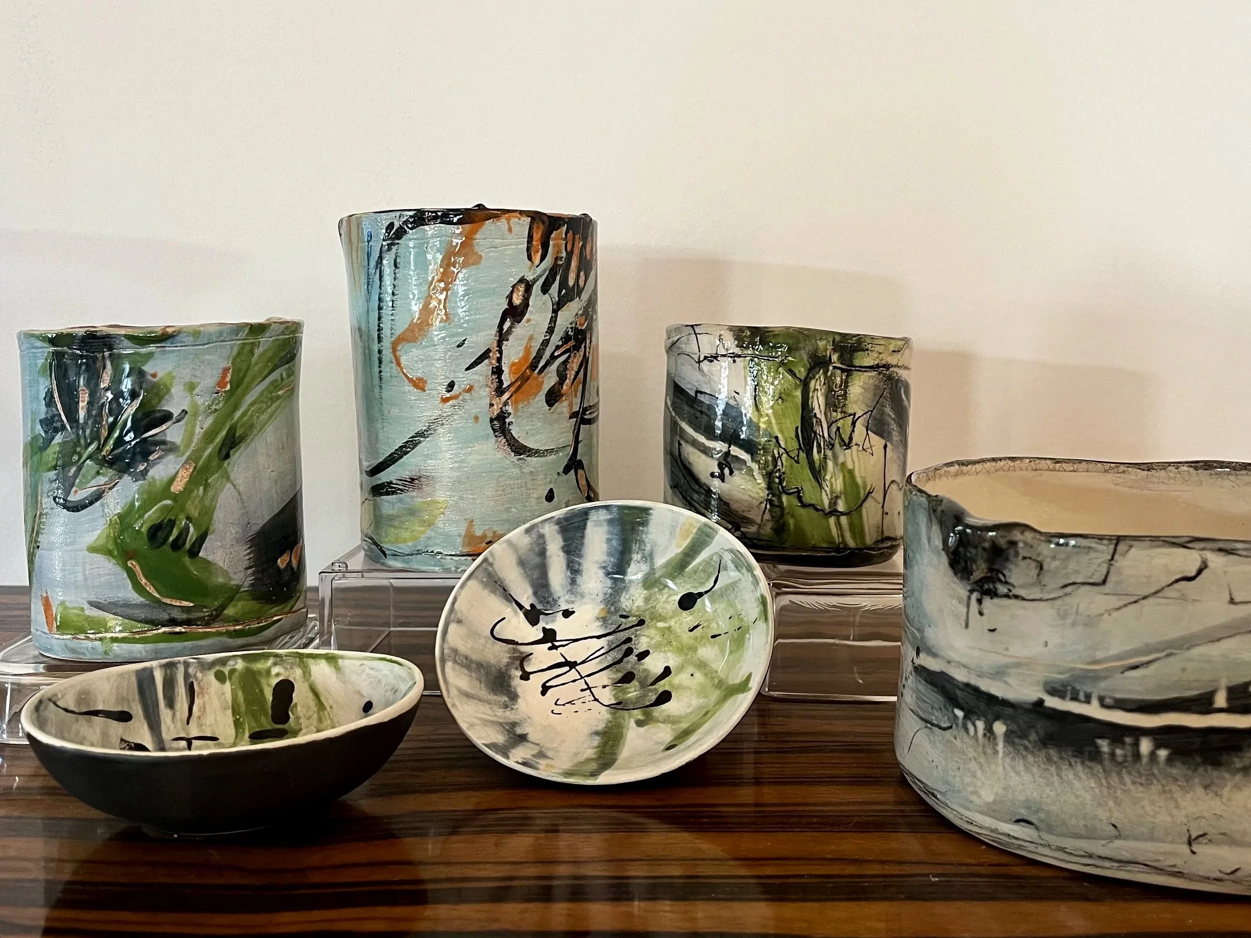 Kleine Gefäße / mit Glasuren abstrakt bemalt