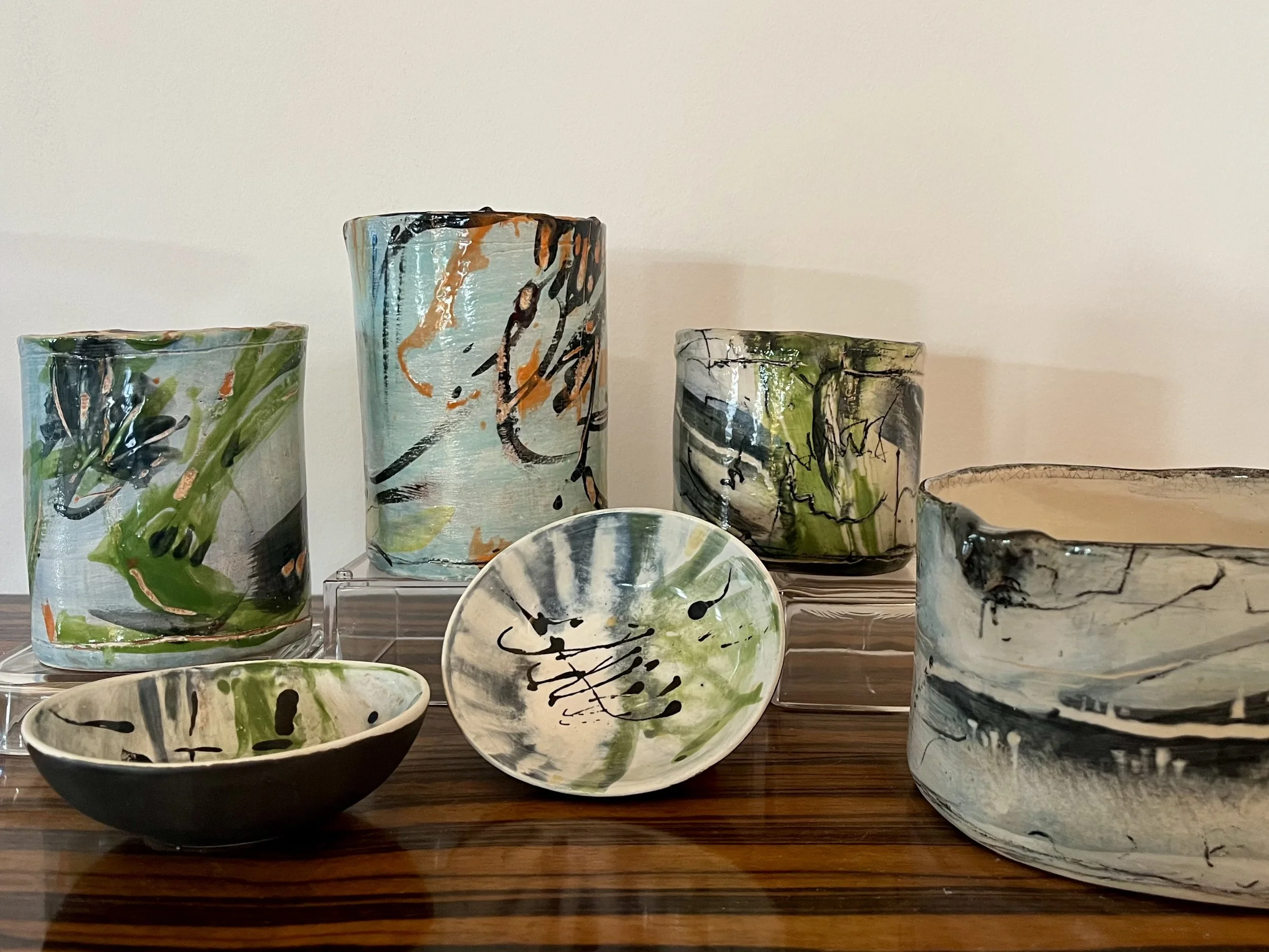 Kleine Gefäße / mit Glasuren abstrakt bemalt