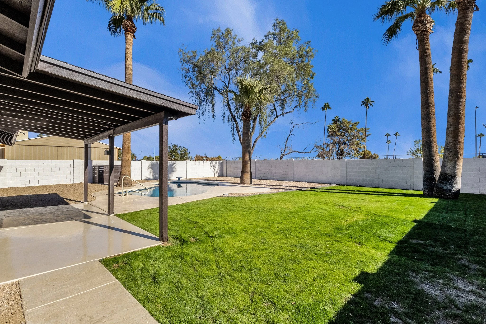 30-web-or-mls-9437-n-63rd-dr.jpg