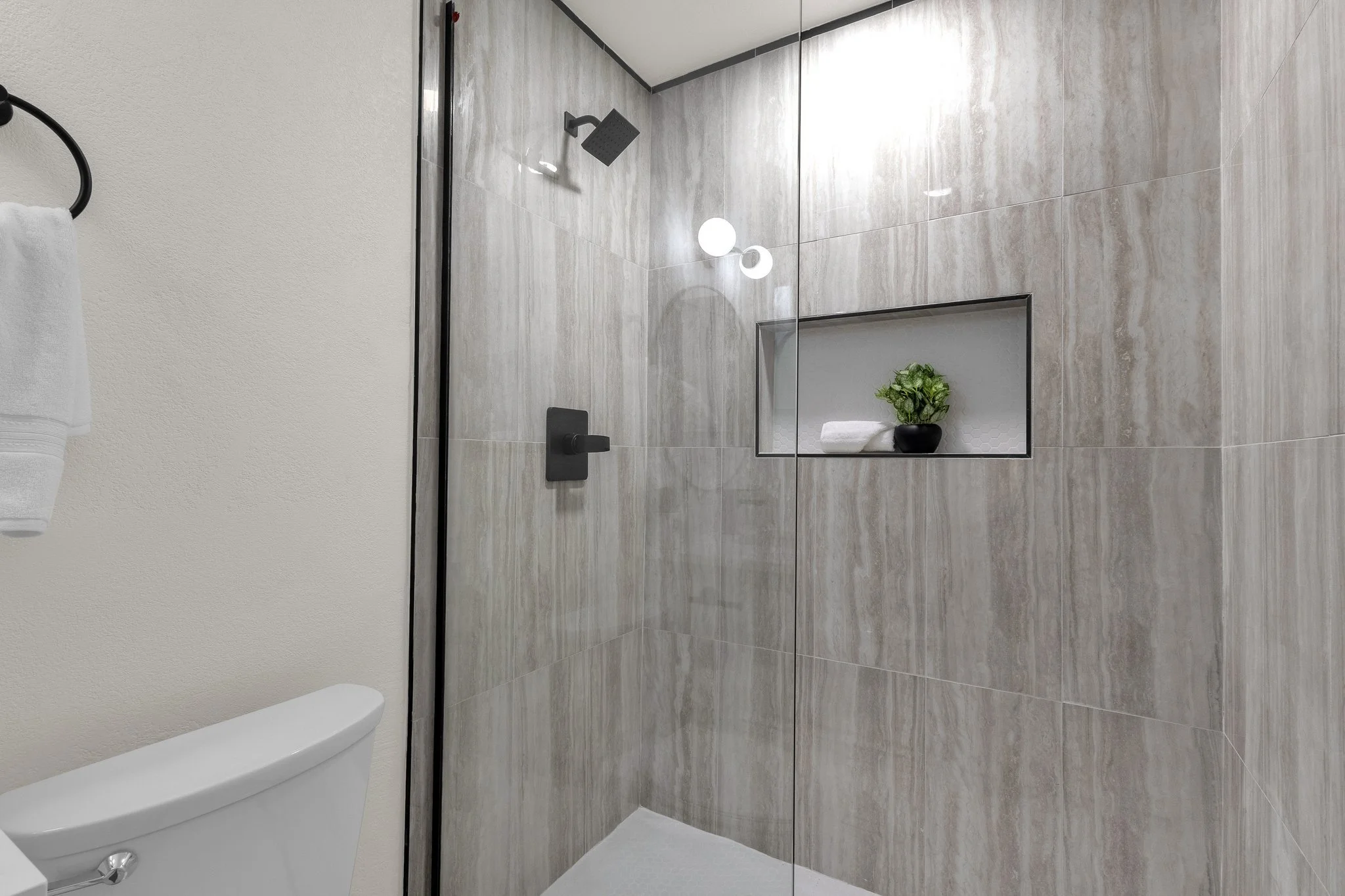 27-web-or-mls-9437-n-63rd-dr.jpg