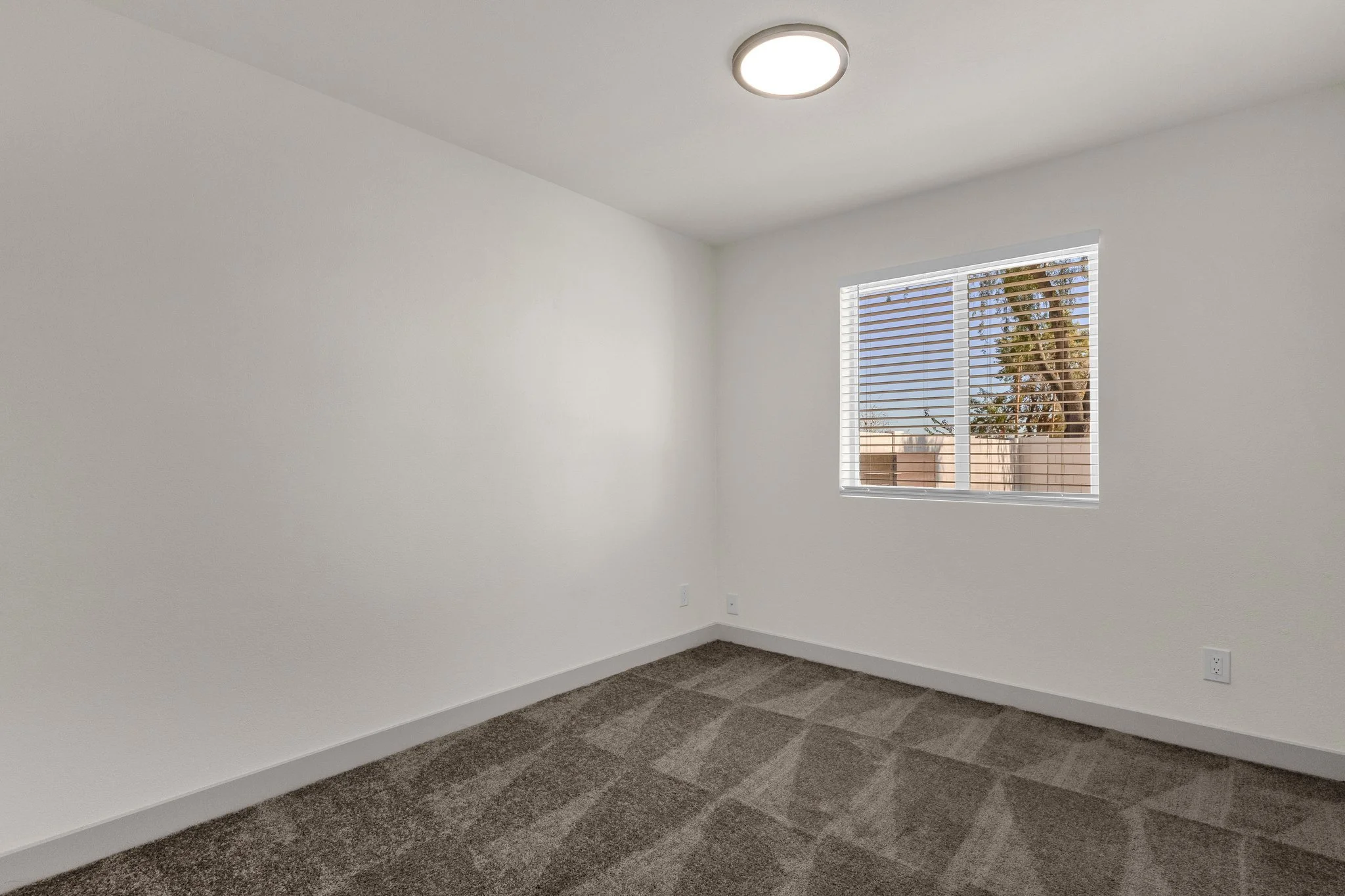 22-web-or-mls-9437-n-63rd-dr.jpg