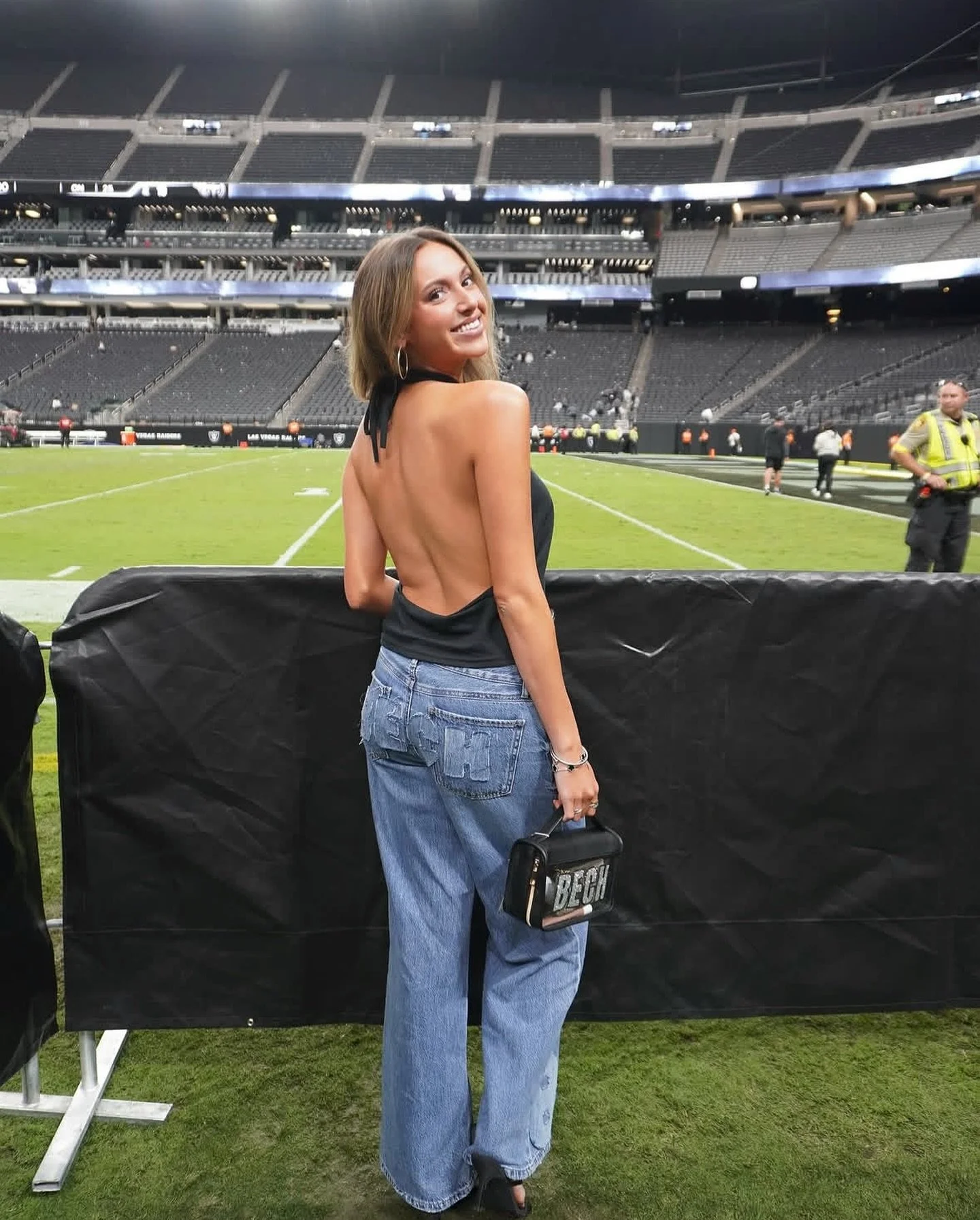 A Studio Sunless game day tan on the beautiful @kylie.youngg 🏈✨

Custom blend of @dolceglow 

#spraytan #dippedindolce #spraytanartist #raiders #lasvegas #football #nfl #spraytanning