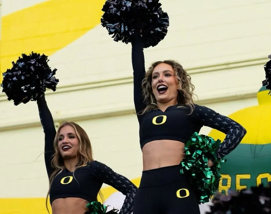 College game day tans on Oregon cheer for senior night and last home game! 

@uofwa you&rsquo;re up next! 

#spraytanartist #spraytan #spraytanning #uofootball #oregon #collegegameday #espn #uo