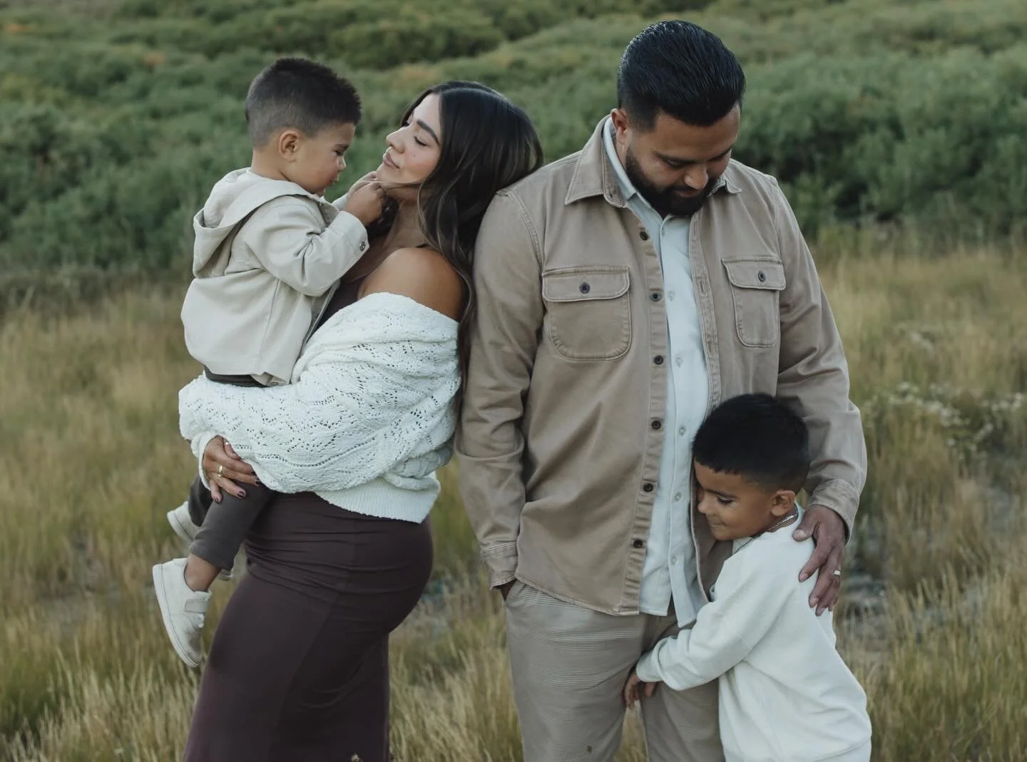 One of my favorite family photo tans for @ames.styling &mdash; custom blend of premium Dolce Glow overnight (dash of violet + DHA darkening drops)

Photography: @mariahandersonphoto 

Don&rsquo;t forget your glow to enhance your shoot! 

𝗕𝗼𝗼𝗸𝗶𝗻