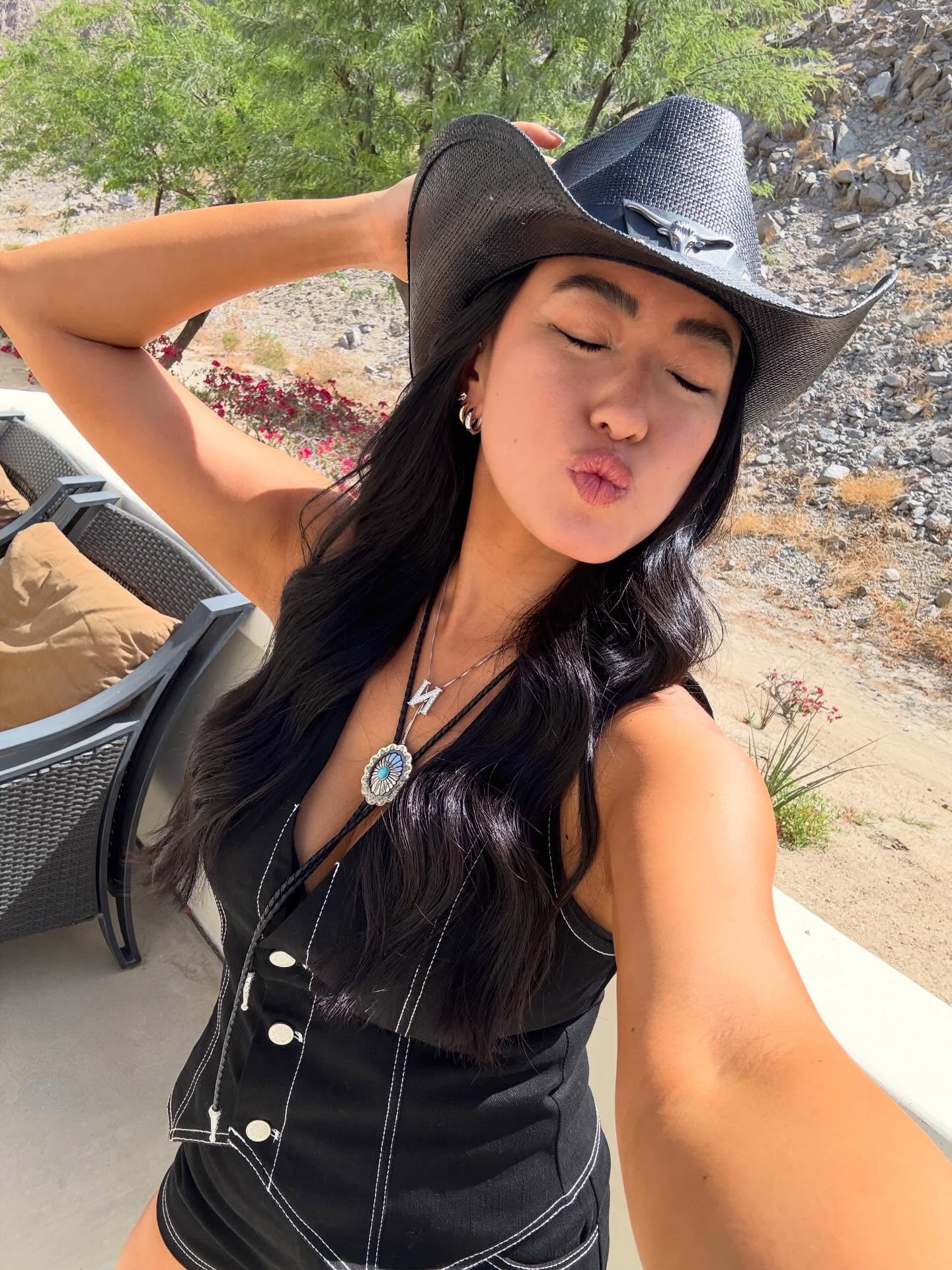 Festival season is here! Don&rsquo;t forget to pre-book your tan 🤎✨🎡🎟️🎶

𝗕𝗼𝗼𝗸𝗶𝗻𝗴 𝗹𝗶𝗻𝗸 𝗶𝗻 𝗯𝗶𝗼! 
𝘄𝘄𝘄.𝘀𝘁𝘂𝗱𝗶𝗼𝘀𝘂𝗻𝗹𝗲𝘀𝘀.𝗰𝗼𝗺

#spraytanartist #spraytan #festival #coachella #stagecoach