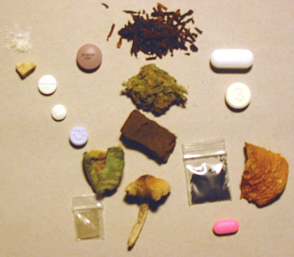 Drugs and social repression in times of war