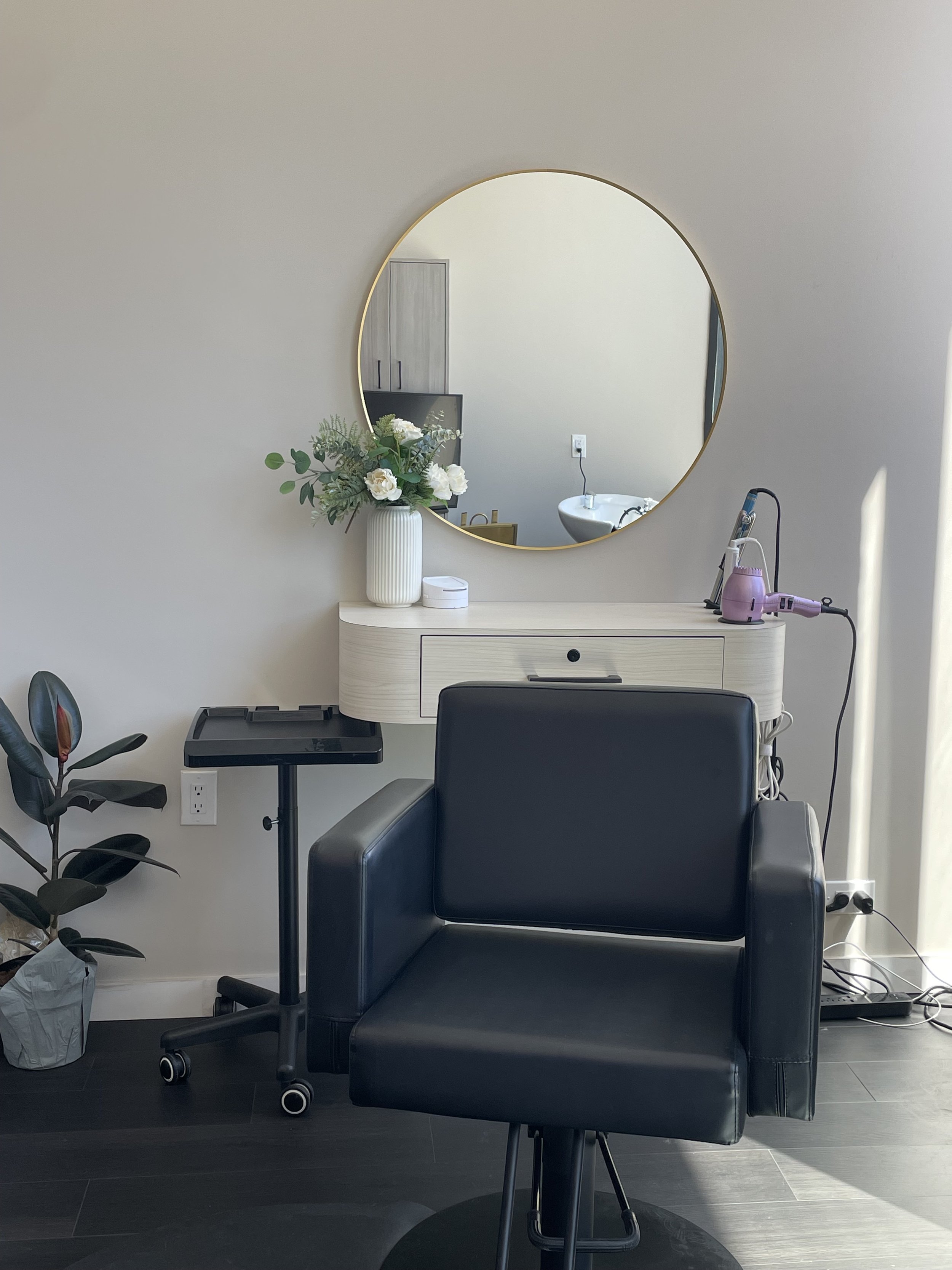 Private modern salon studio with natural light, wifi, and city views nearby restaurants and subways in Brooklyn, NYC.