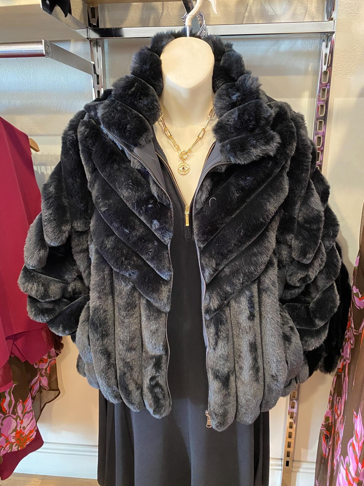 Black Beauty! Here&rsquo;s the other version of the silver faux fur coat we posted last night! Isn&rsquo;t she just gorgeous? So glamorous! Great to wear casually or with something formal!😍 Sizes XS to XXL $149.95
#boutiqueshopping #fauxfurcoat #gla