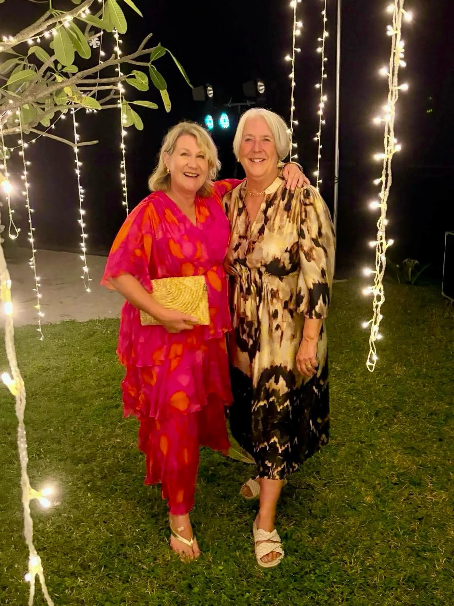 Here&rsquo;s beautiful Tanya and Sandy this weekend at a destination wedding in Lombok, dressed by Ritz!😍The dress brief was lightweight cocktail, easy to pack and cool to wear! Tanya chose a gorgeous pink and orange floaty La Strada silk dress, and