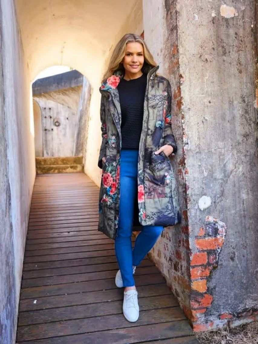 Fabulous Orientique style! Unique prints in wearable designs that look amazing and feel great!😍This puffer coat is nice and long to keep you warm all over without being too thick or heavy! All our coats are now on sale 20% Off! Try them on in store 