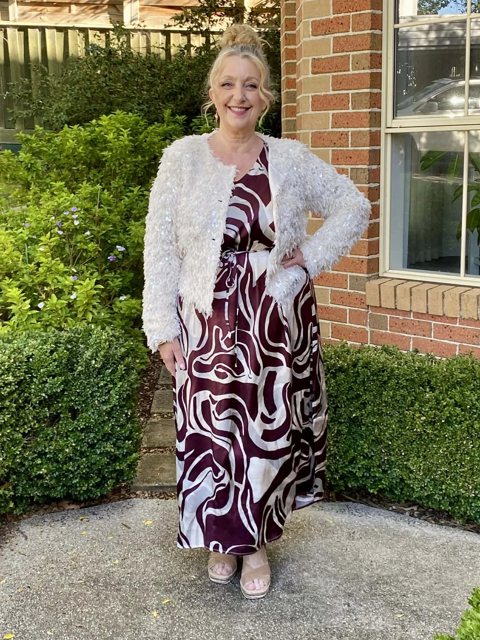 YEST CURVE satin dress & white jacket