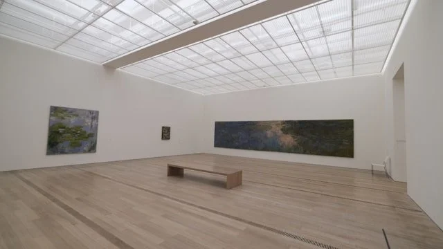 Quiet and peaceful vibe in an gallery.