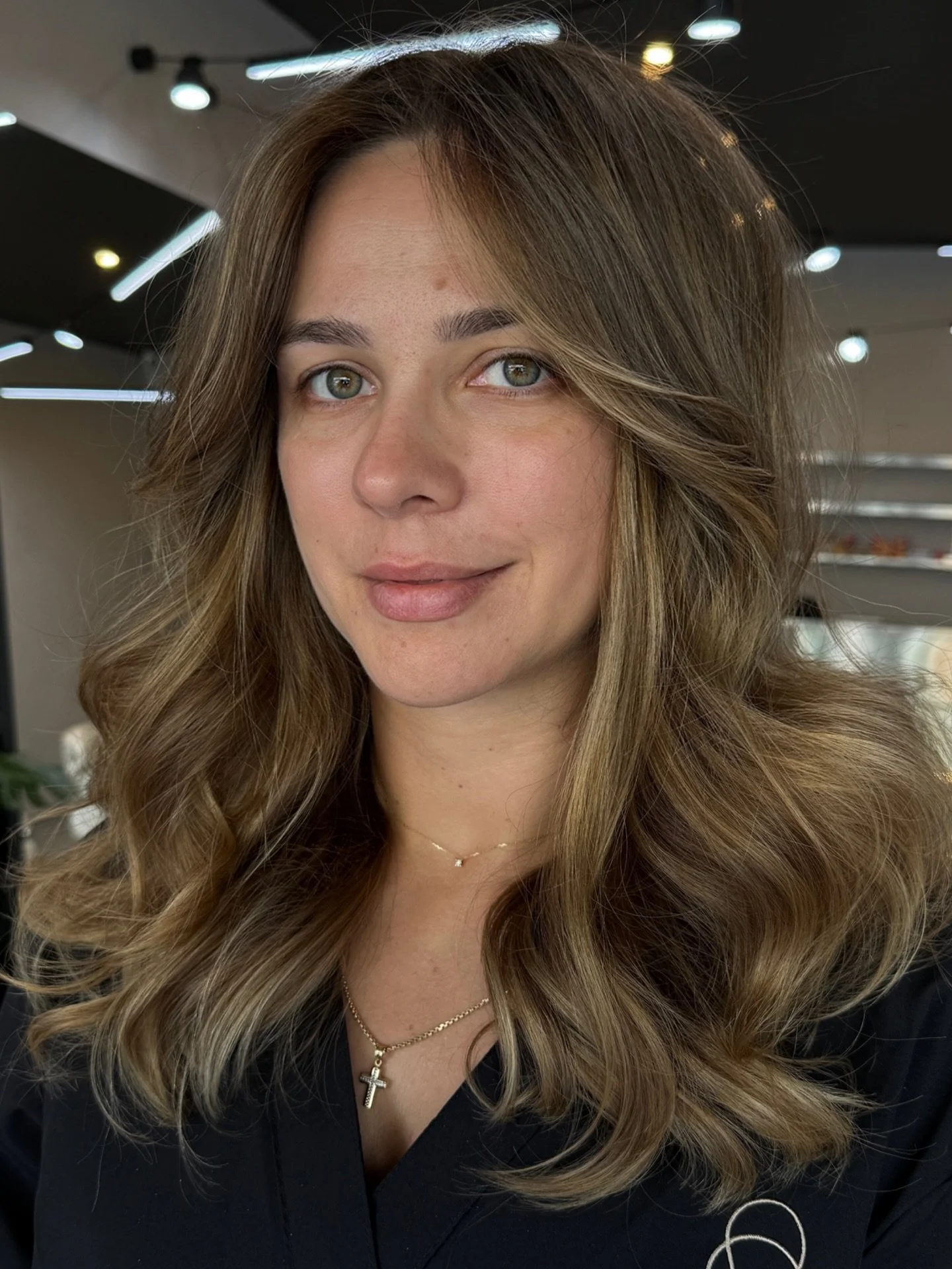 Highlights without bleach 
It&rsquo;s possible to add brightness and dimension while keeping the hair healthier.
The secret is the right technique and a professional consultation.

Book your appointment via the link in bio...
#balayage #hair #salonme